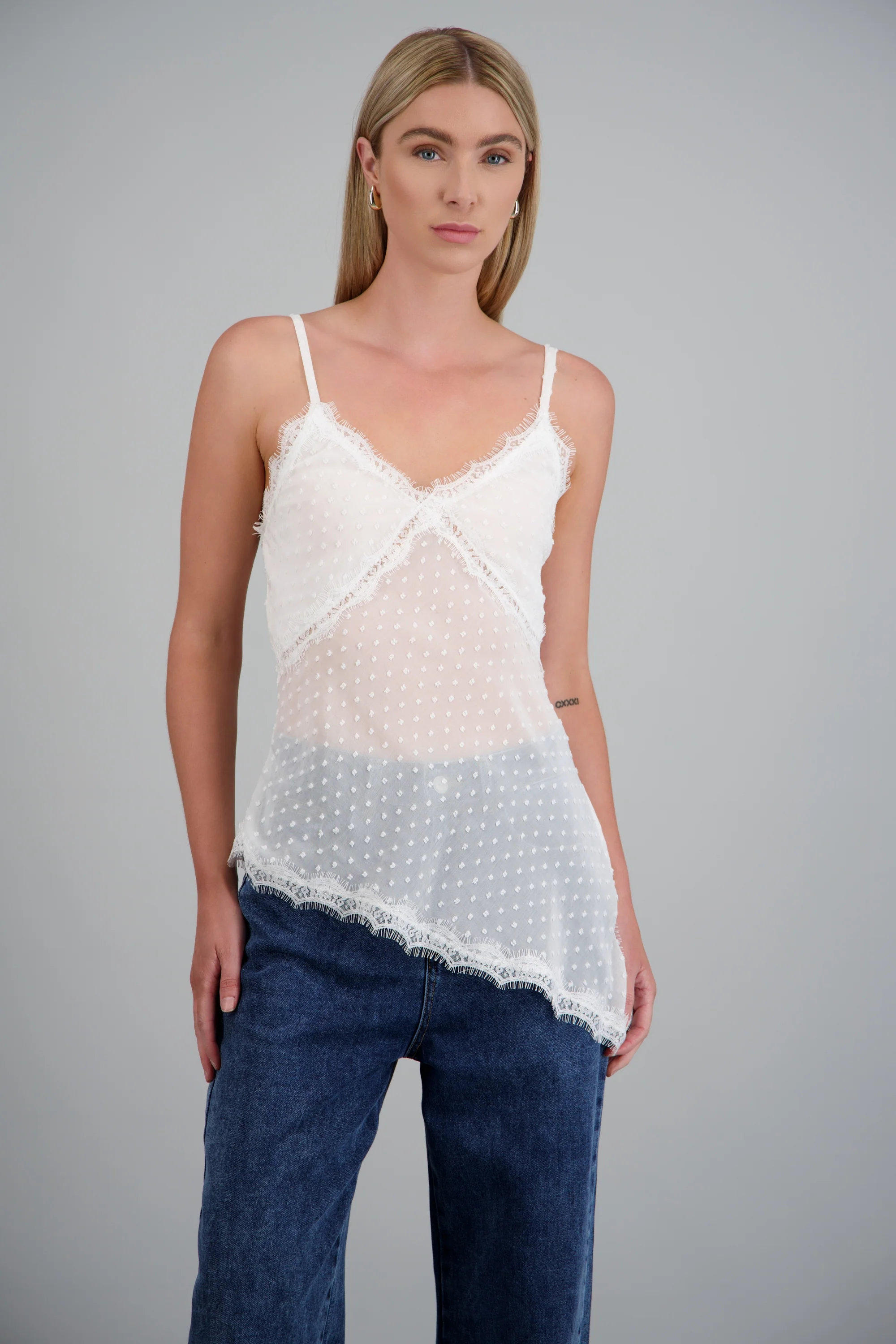Blusa asimetrica detalle puntos
