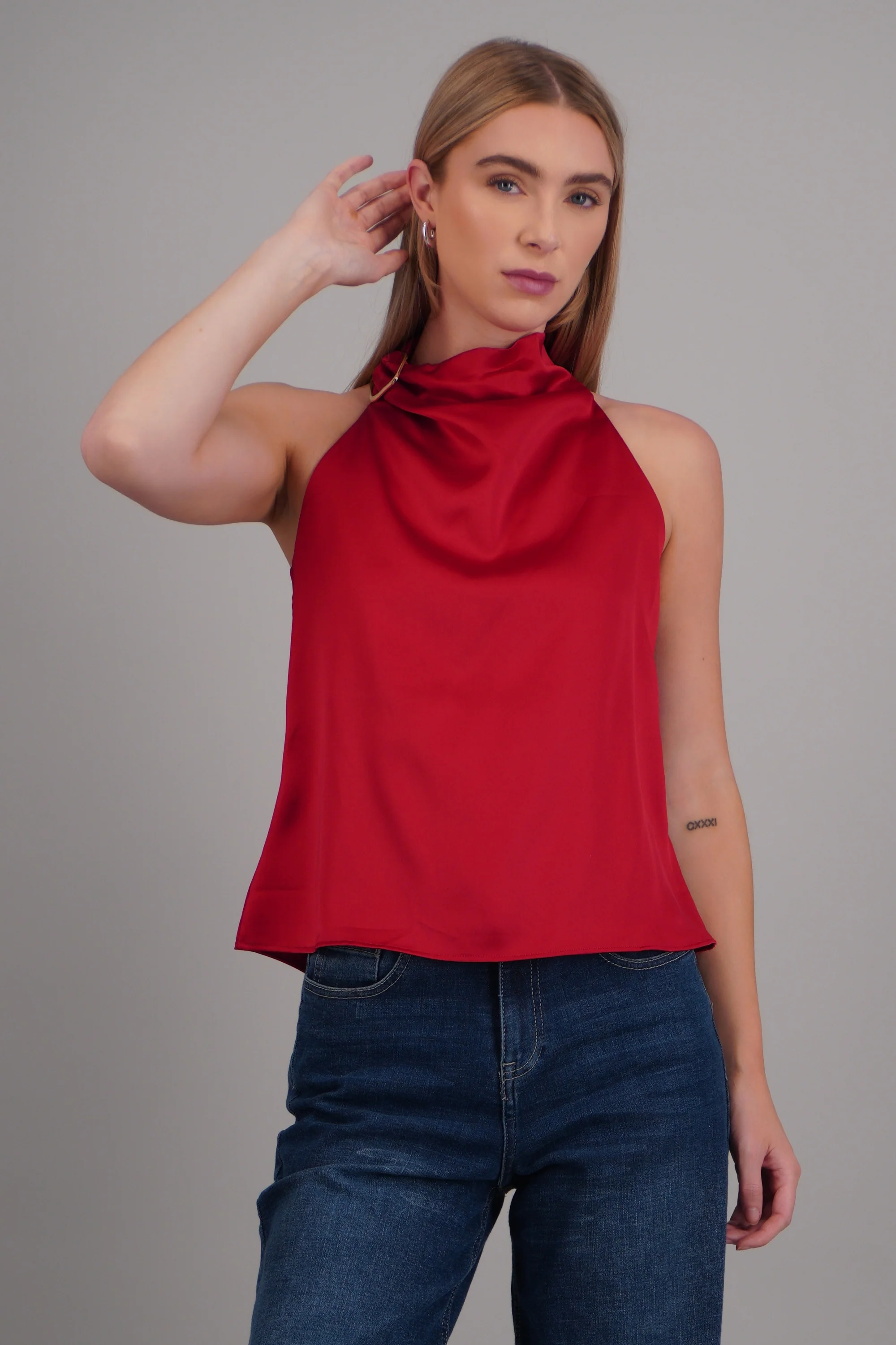 Blusa halter satin detalle hebilla irregular