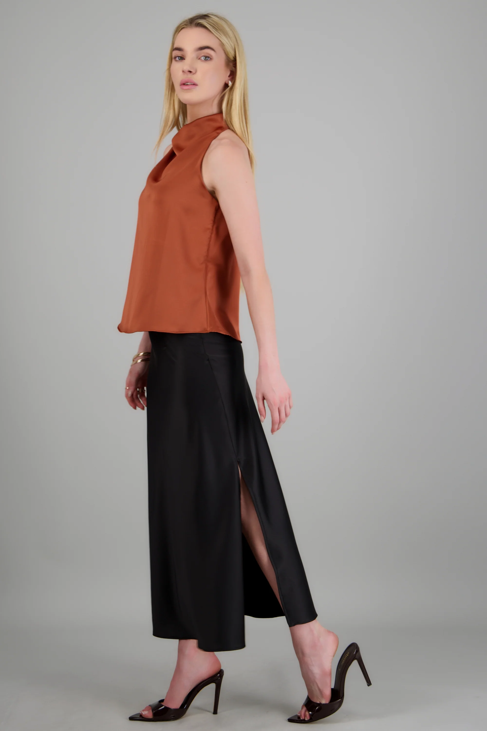 Blusa halter satin detalle hebilla irregular