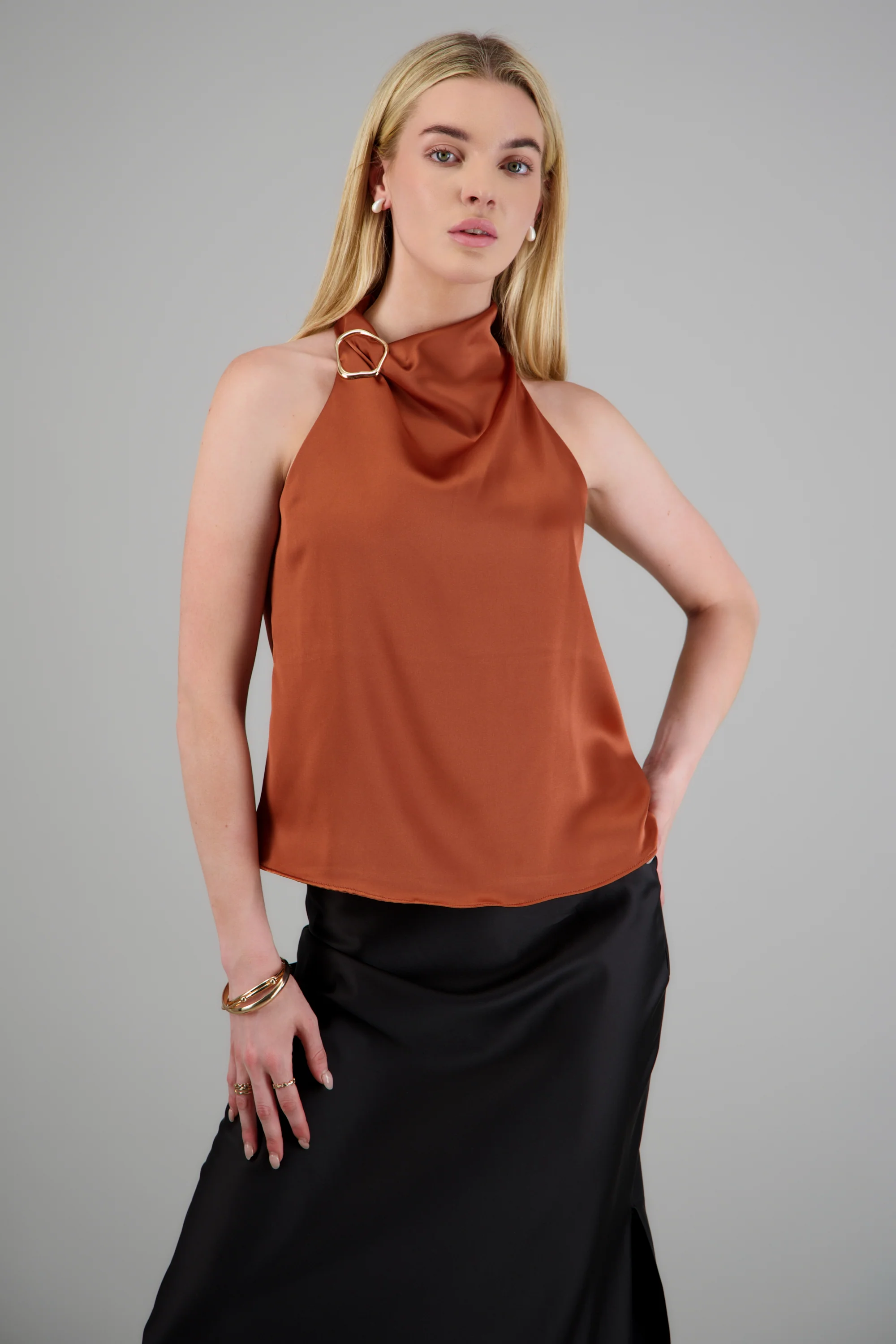 Blusa halter satin detalle hebilla irregular - Image 2
