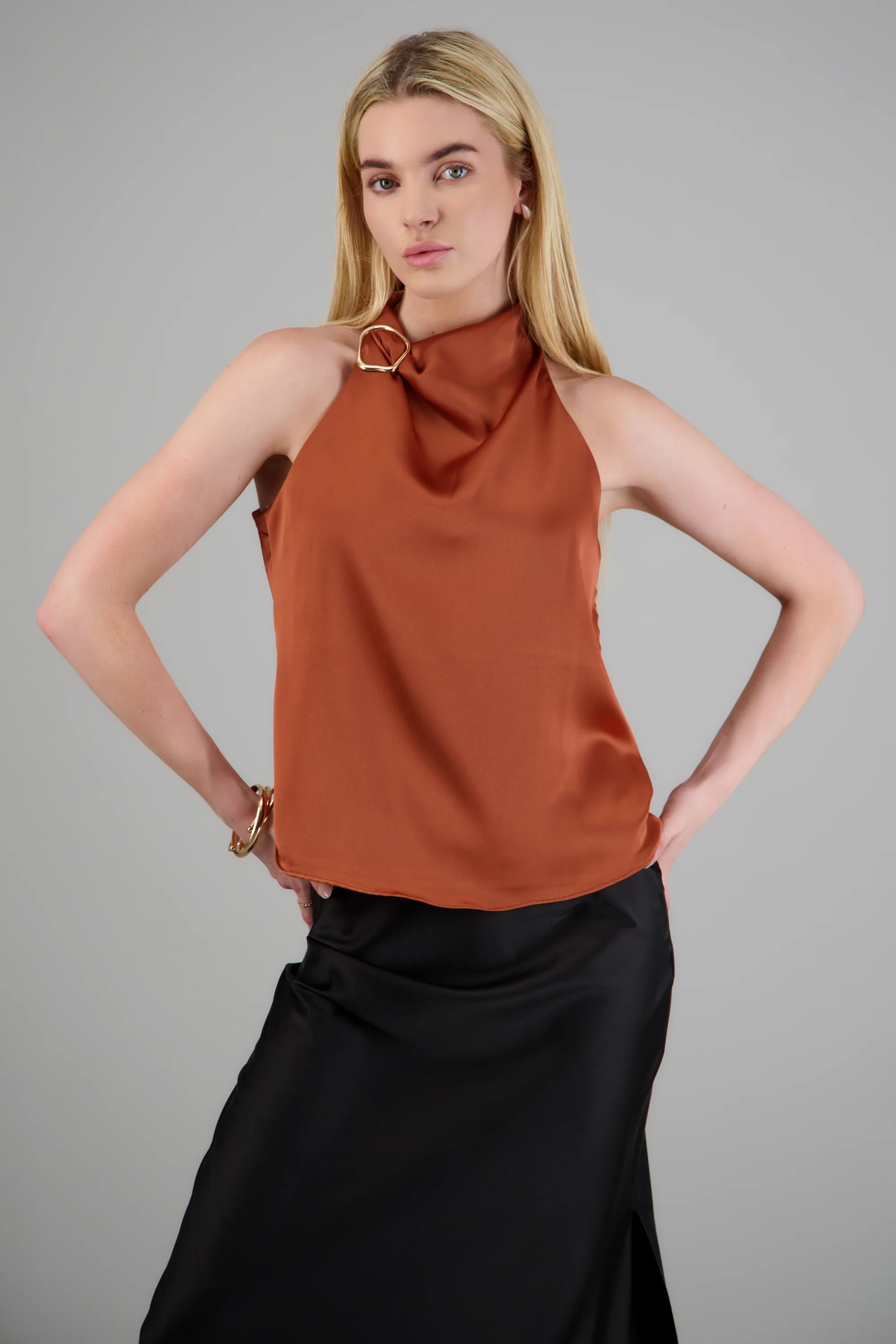 Blusa halter satin detalle hebilla irregular - Image 3