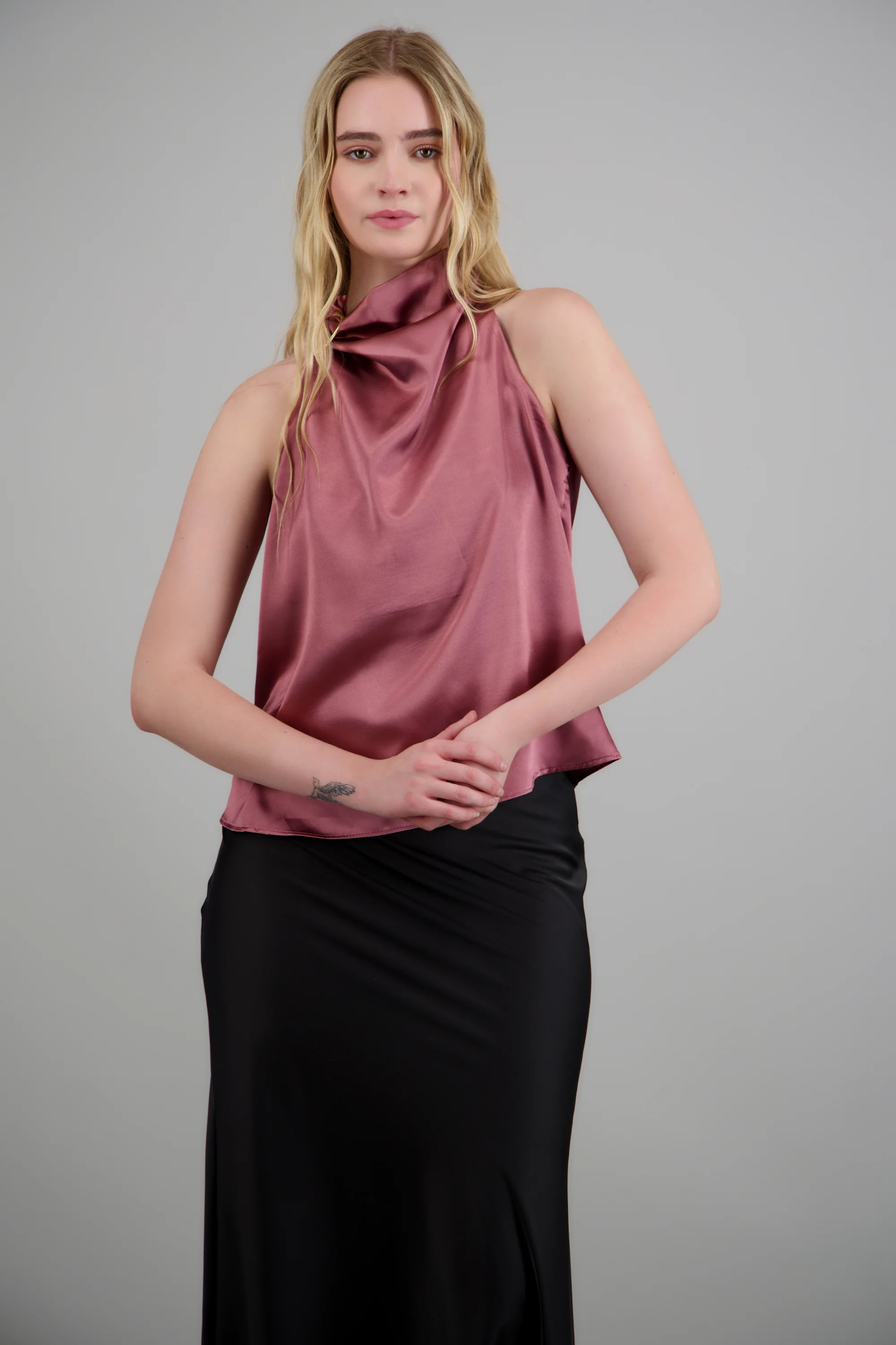 Blusa halter satin detalle hebilla irregular - Image 2