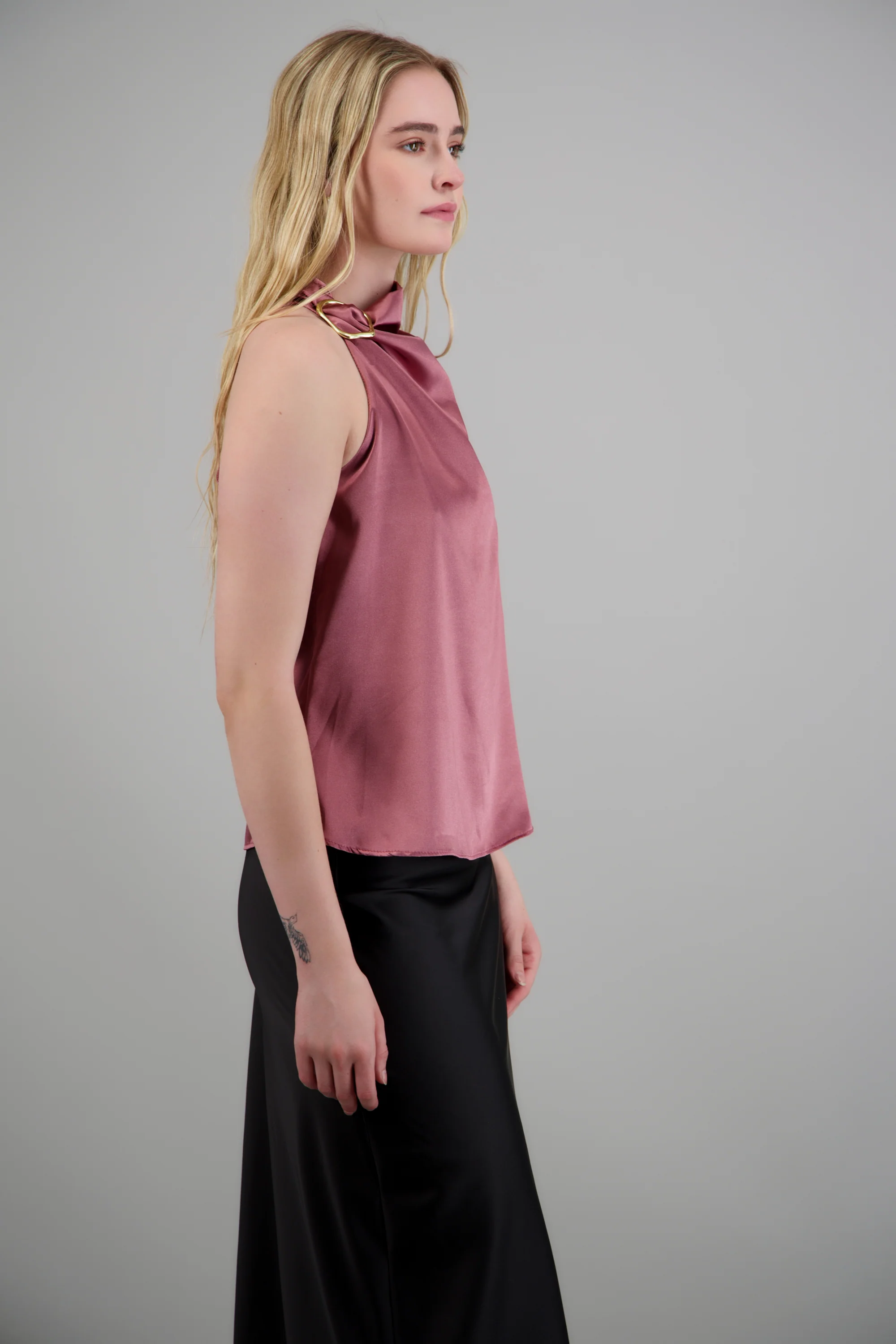 Blusa halter satin detalle hebilla irregular - Image 3