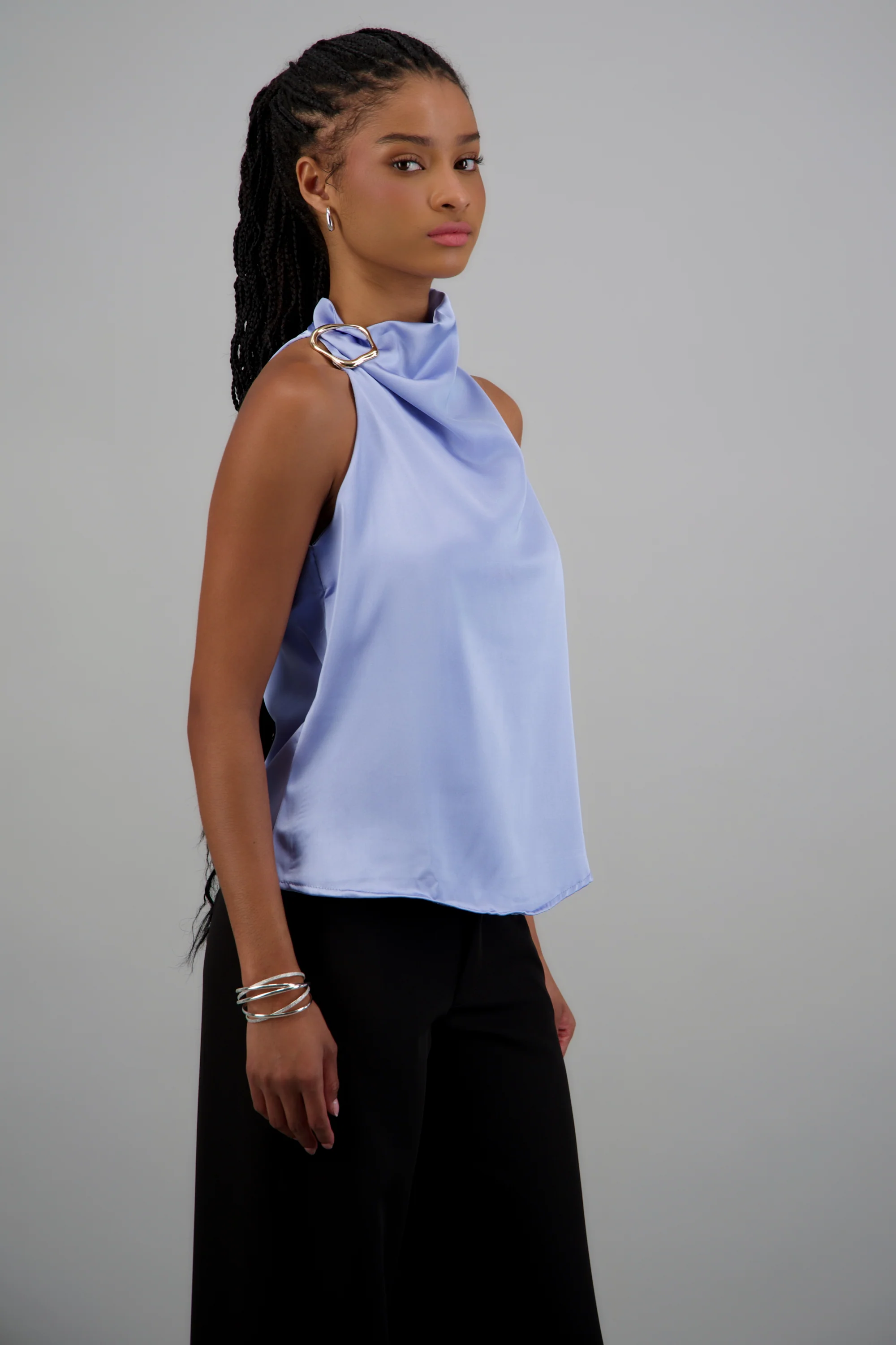 Blusa halter satin detalle hebilla irregular - Image 2