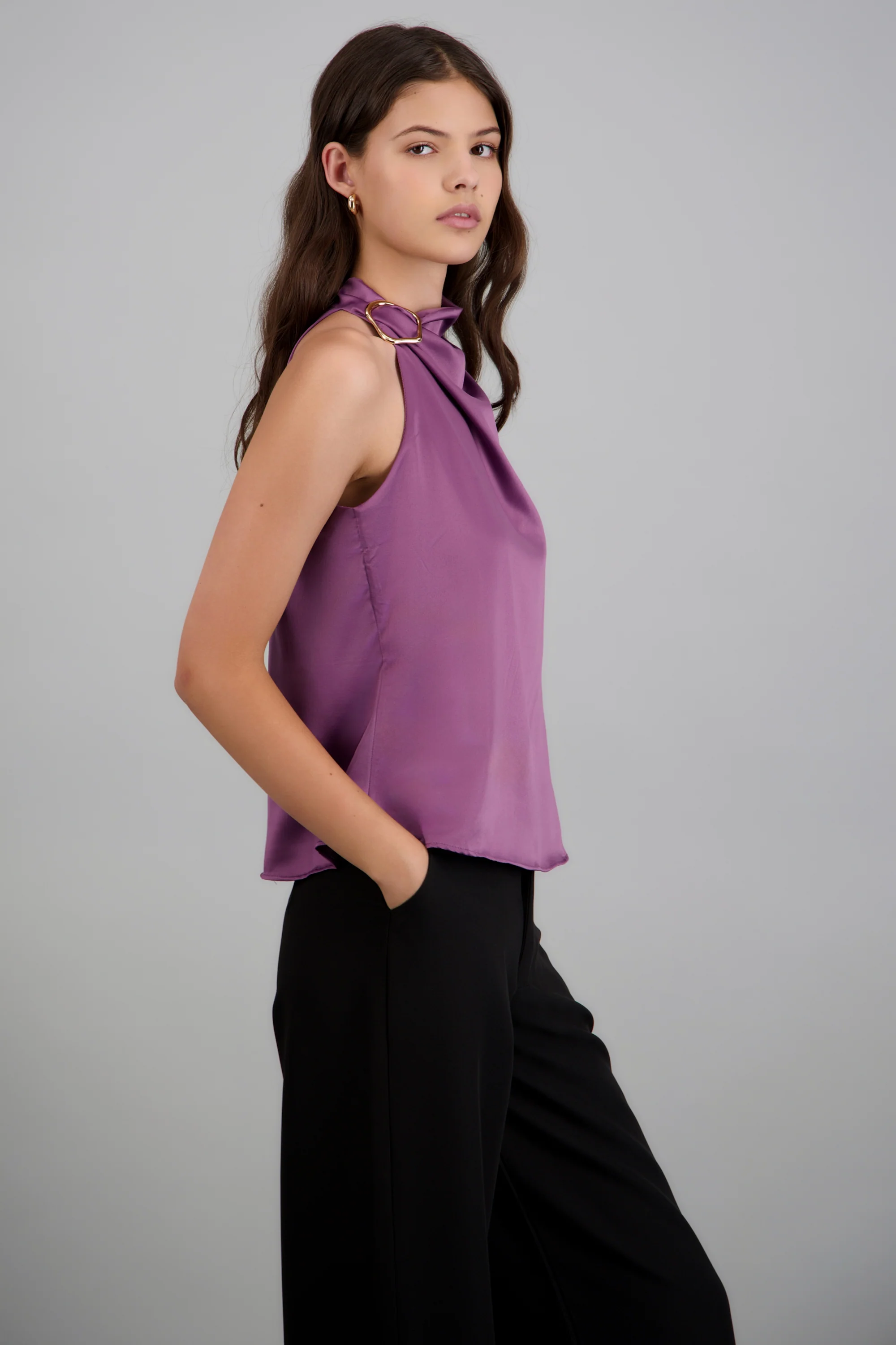 Blusa halter satin detalle hebilla irregular - Image 4