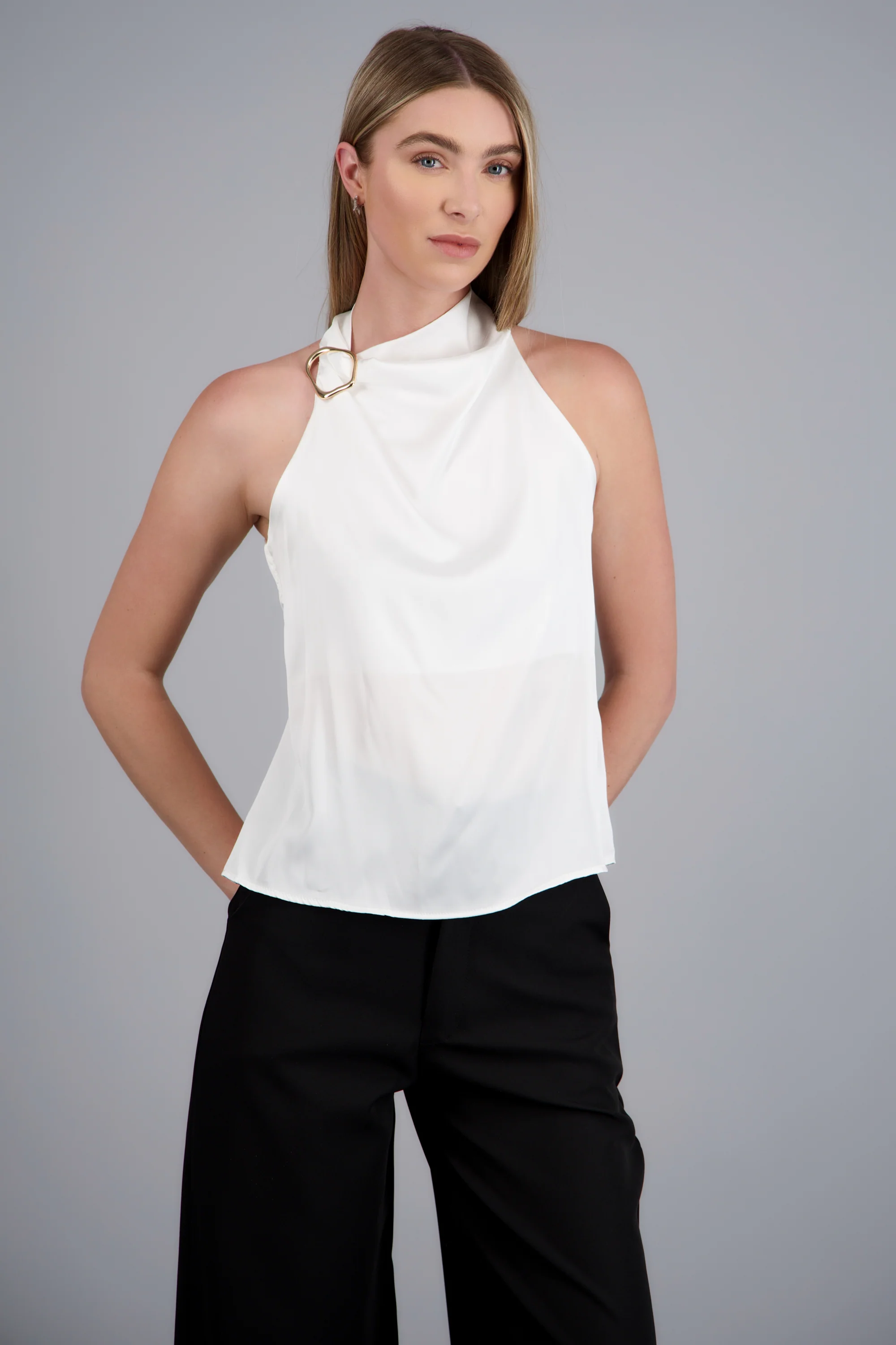 Blusa halter satin detalle hebilla irregular - Image 2