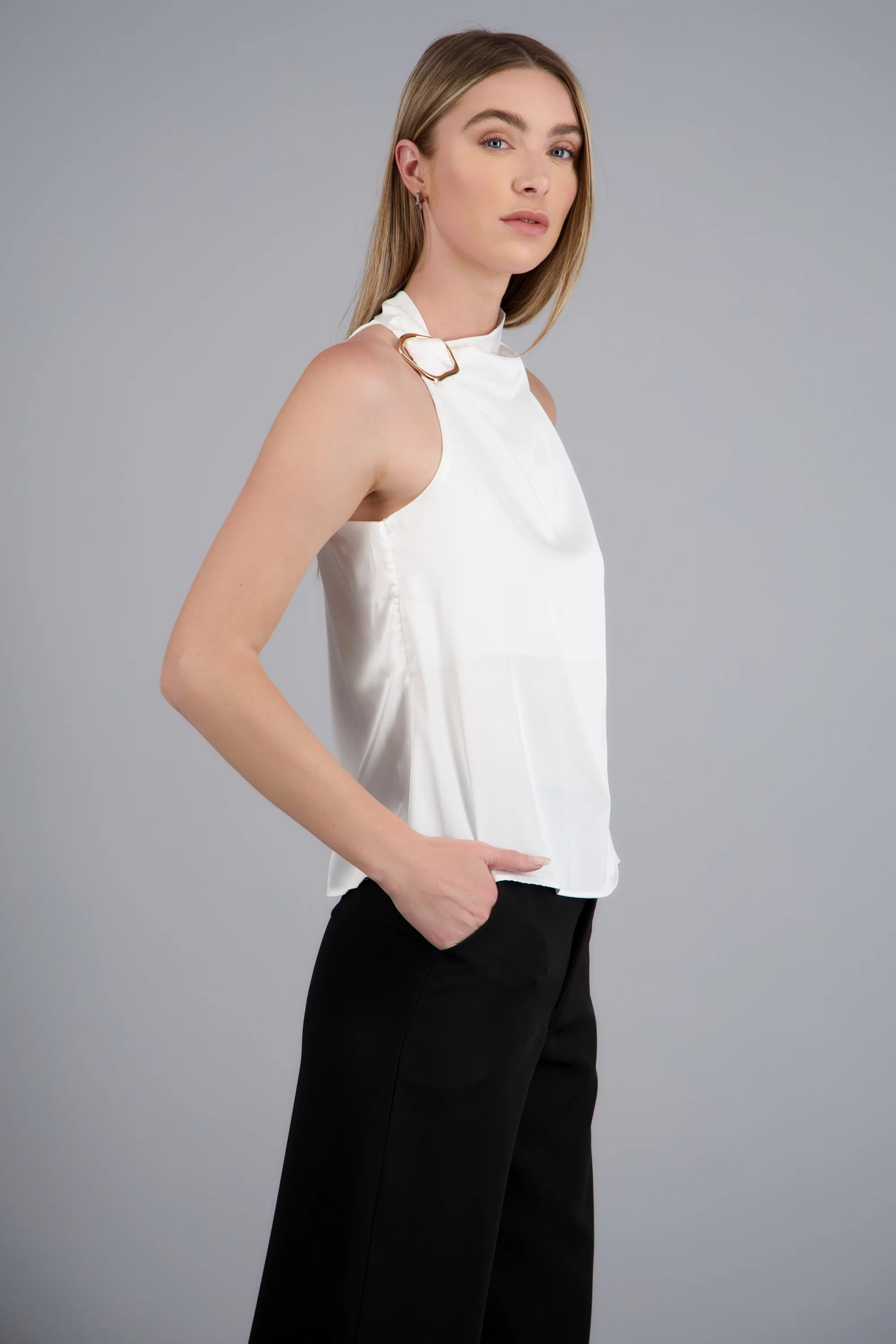 Blusa halter satin detalle hebilla irregular - Image 3