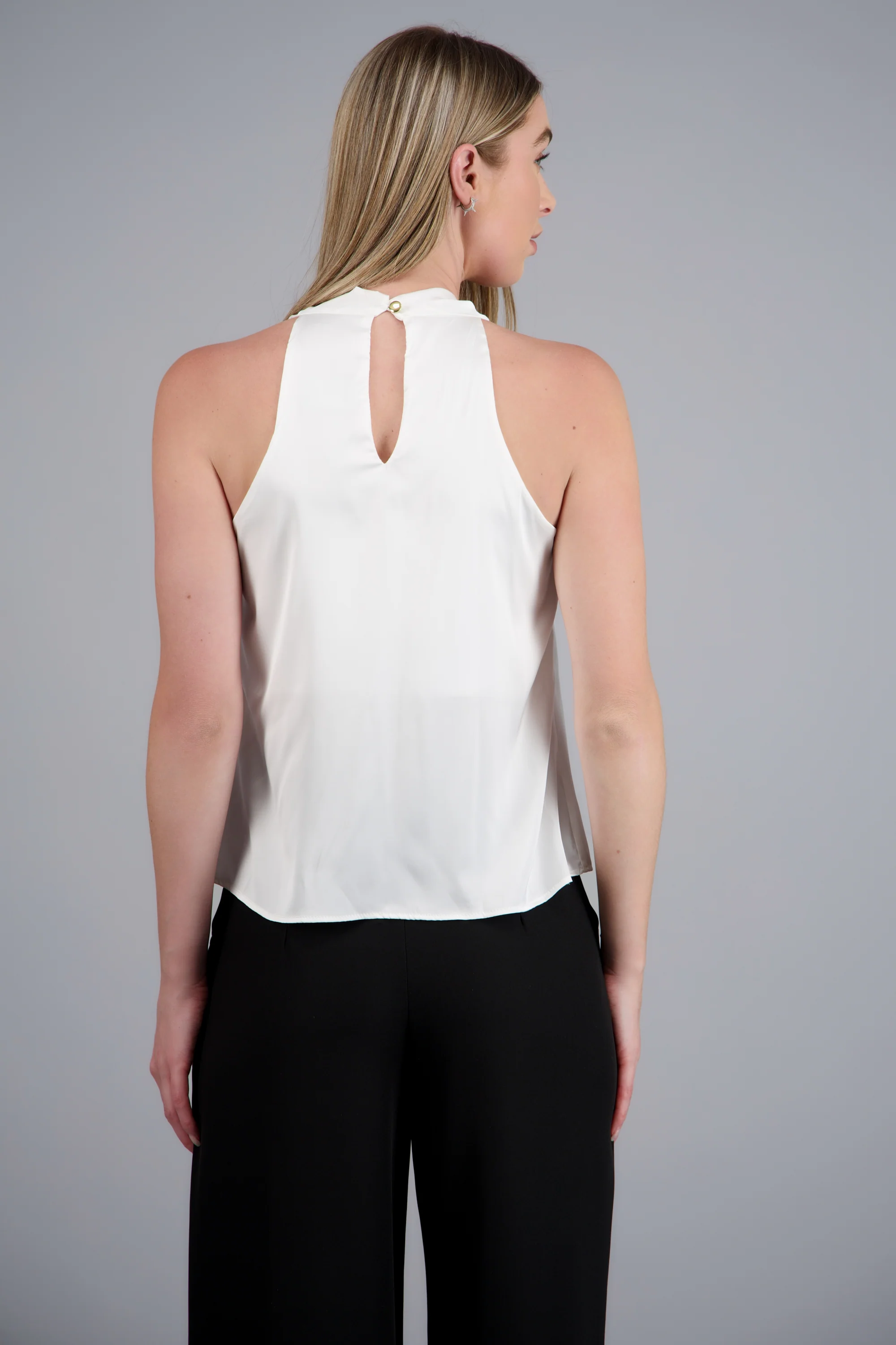 Blusa halter satin detalle hebilla irregular - Image 4