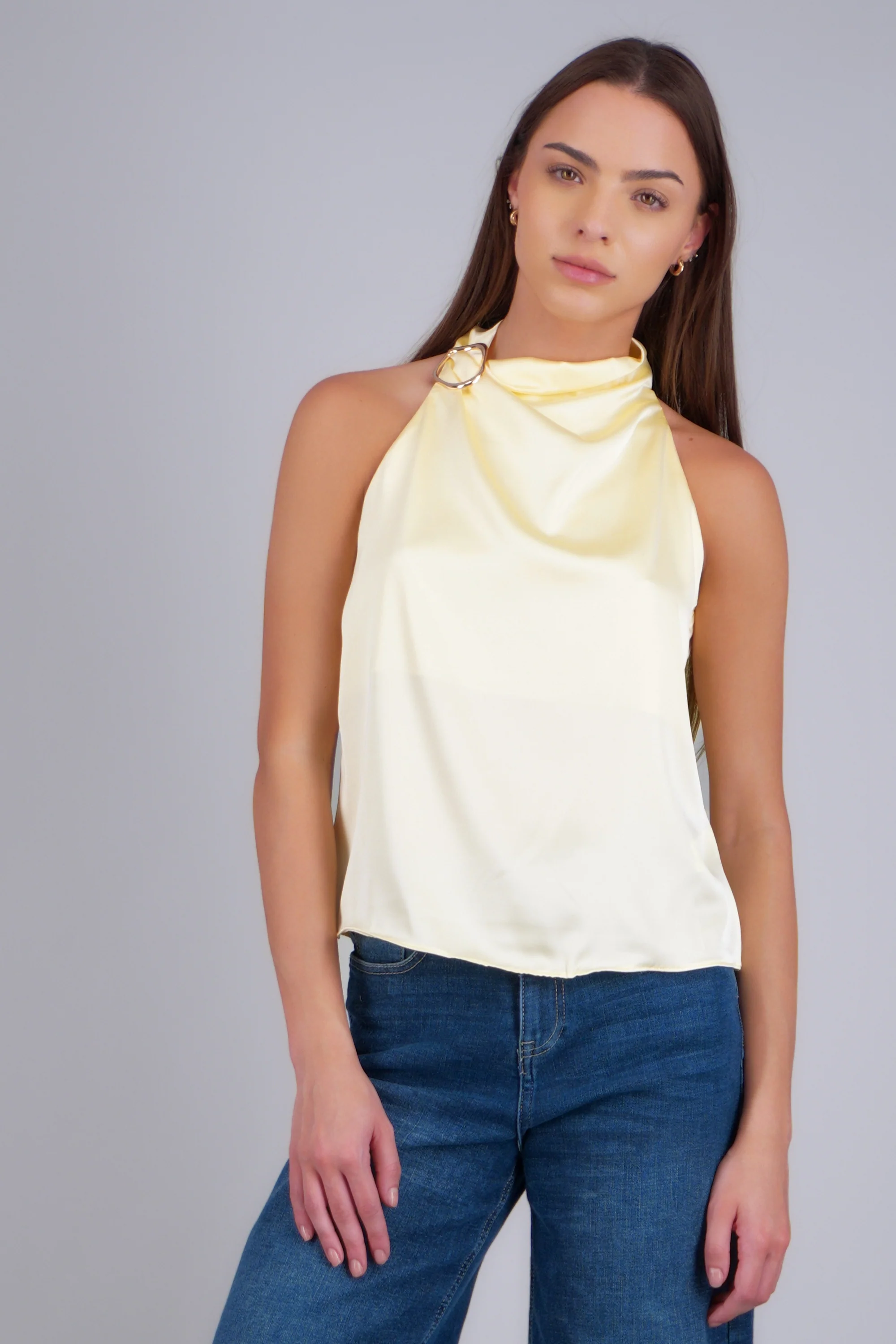 Blusa halter satin detalle hebilla irregular - Image 3