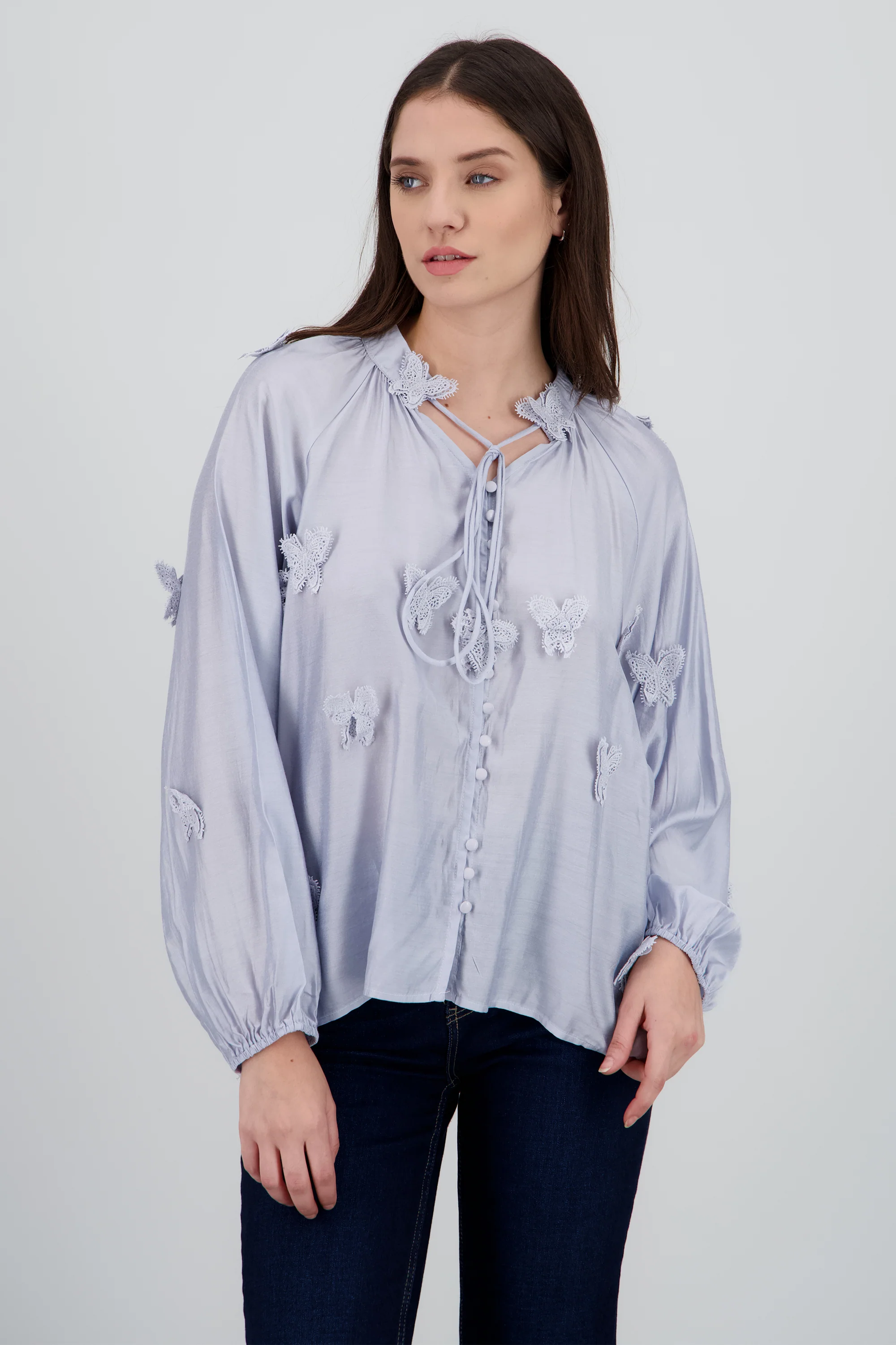 Blusa manga larga detalle mariposas 3d