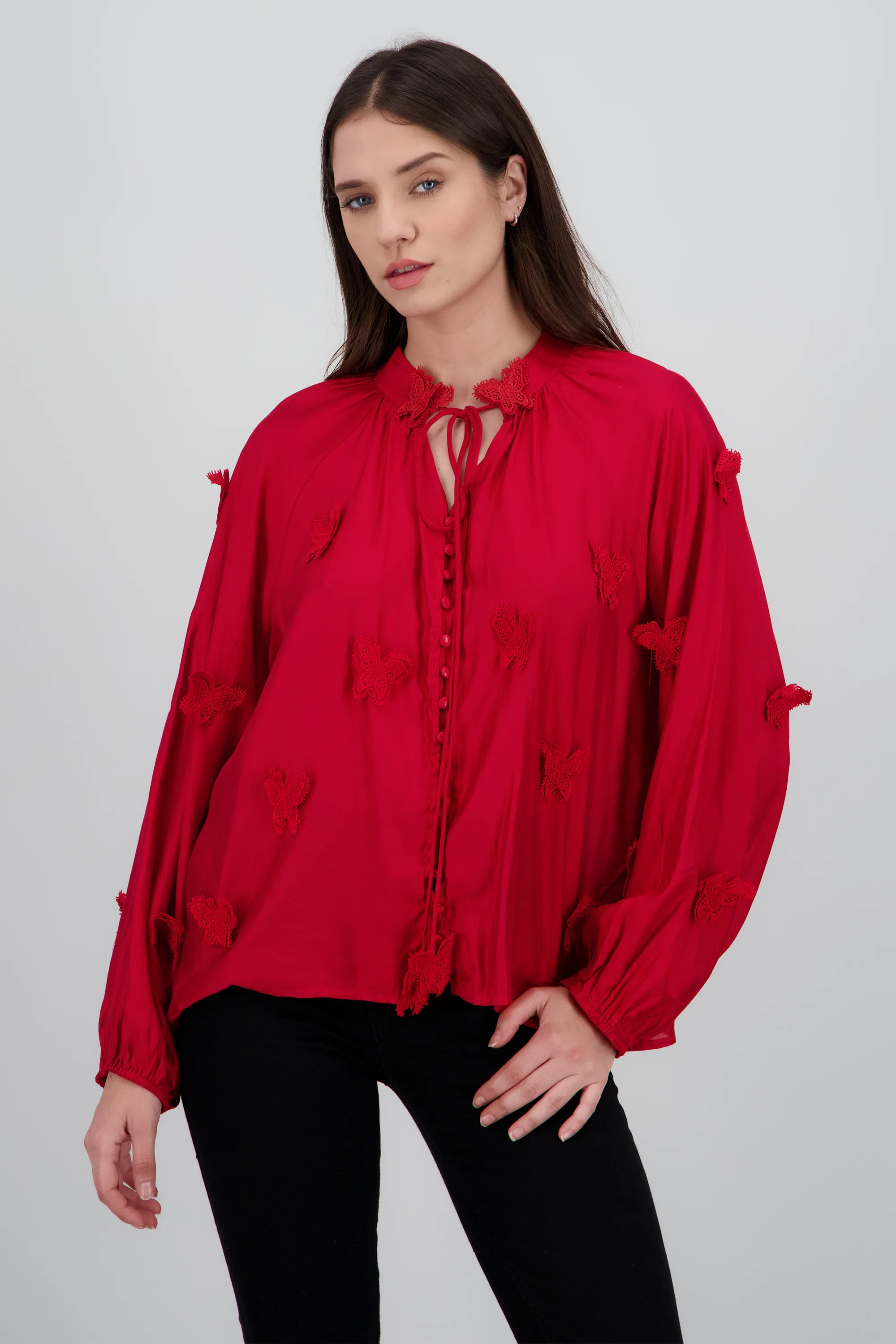 Blusa manga larga detalle mariposas 3d