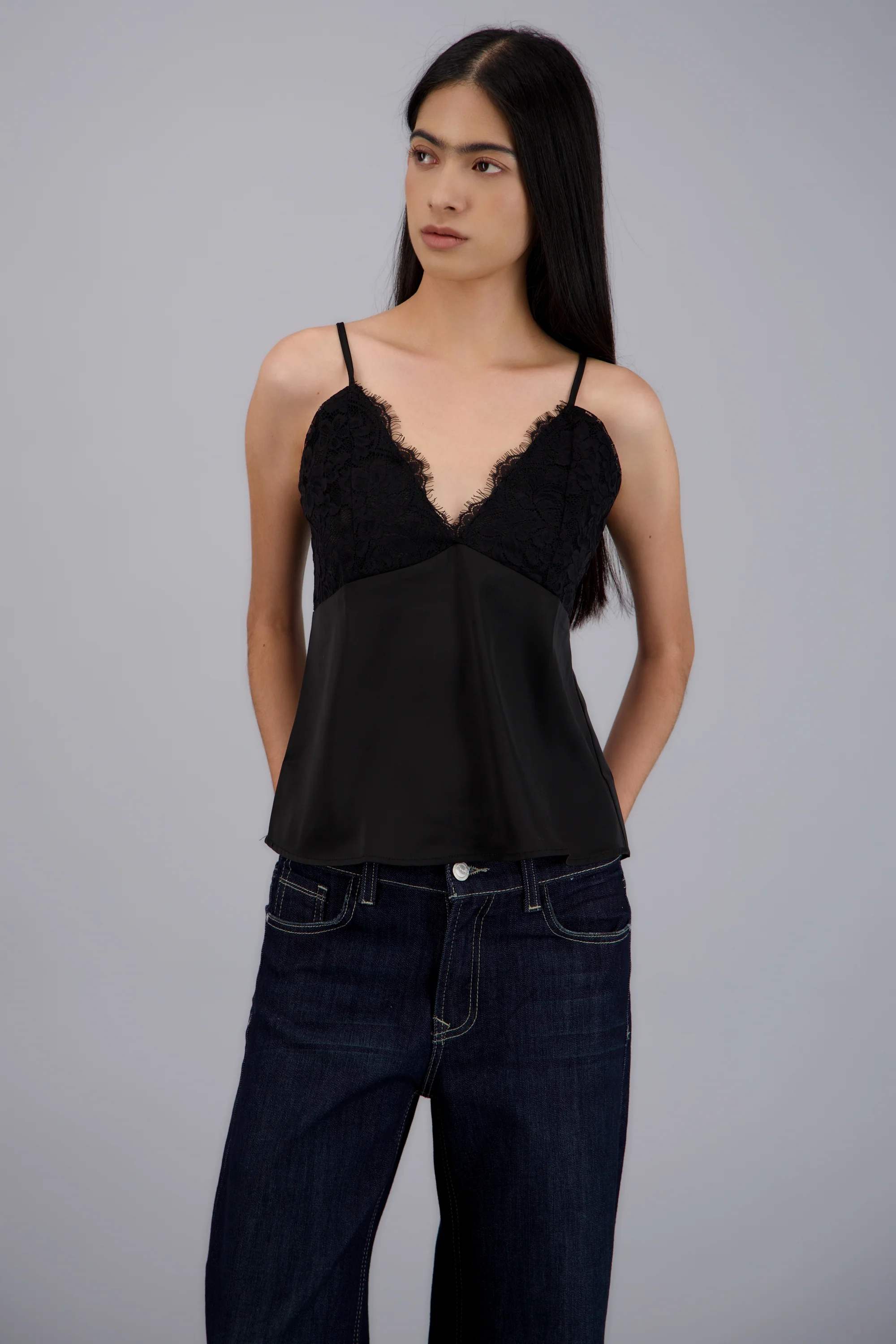 Blusa satin liso detalle encaje - Image 3