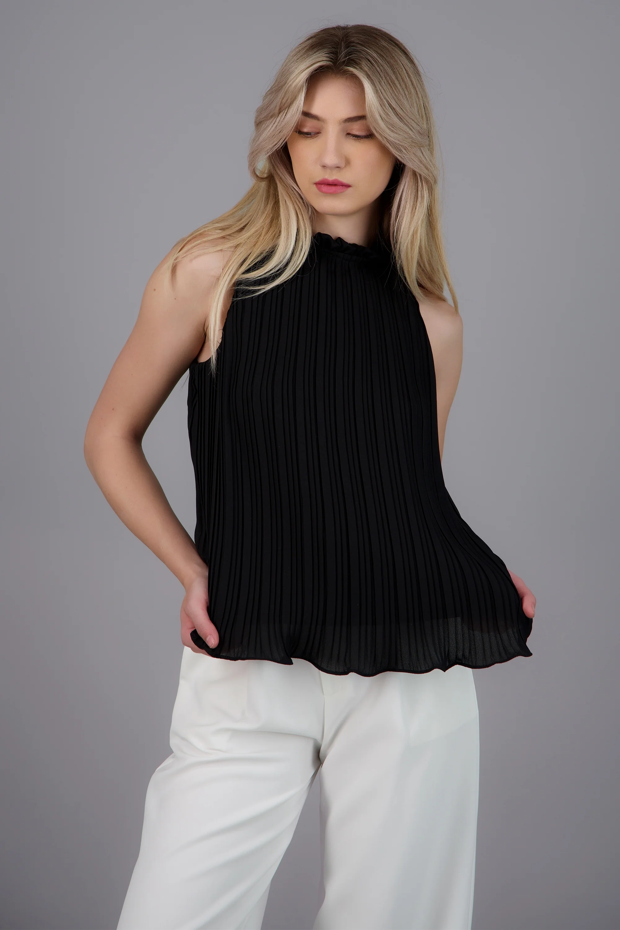 Blusa sin mangas plisada cuello alto - Image 2