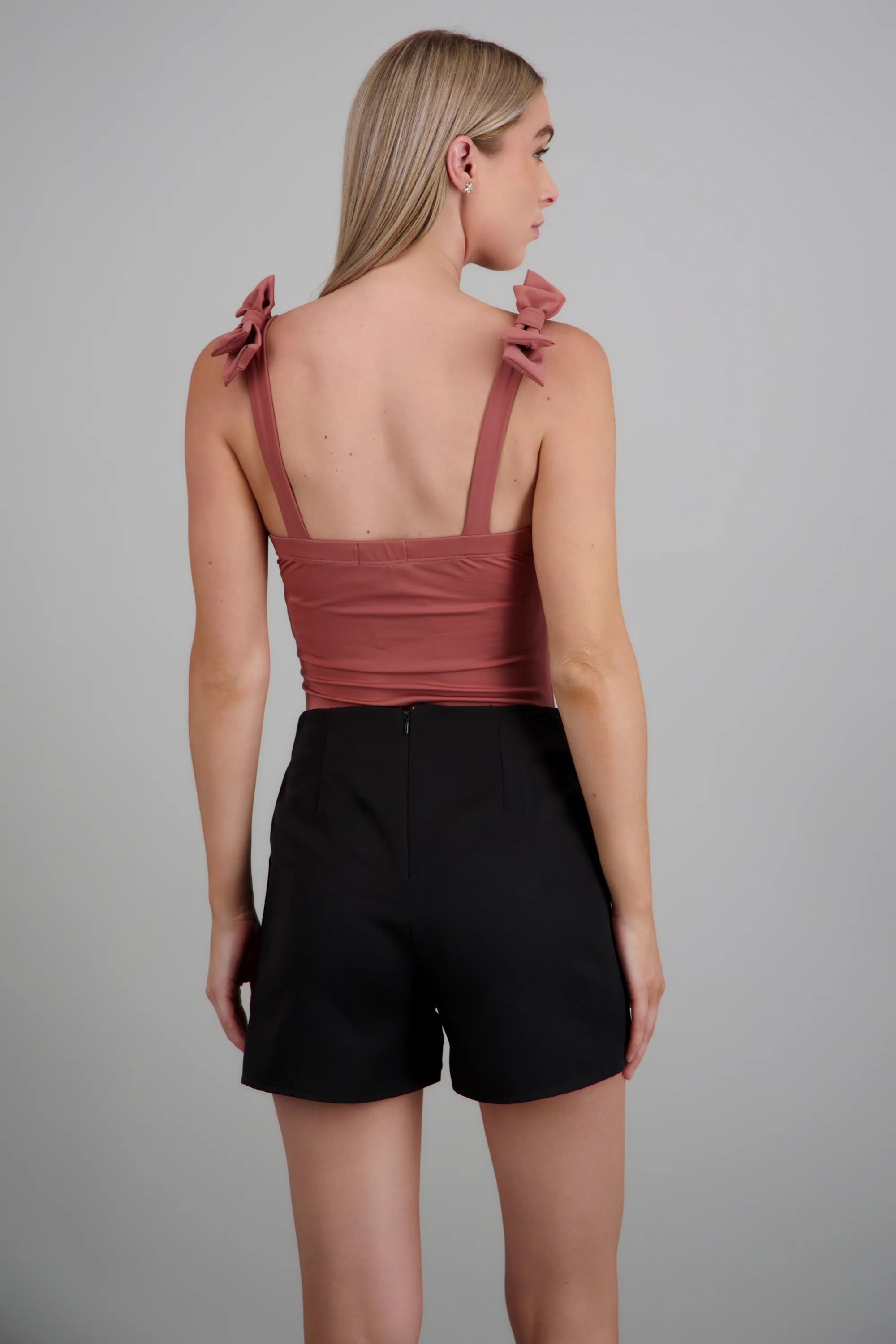 BODYSUIT LISO C/TIRANTE MOÑOS HYPSTERS - Image 3
