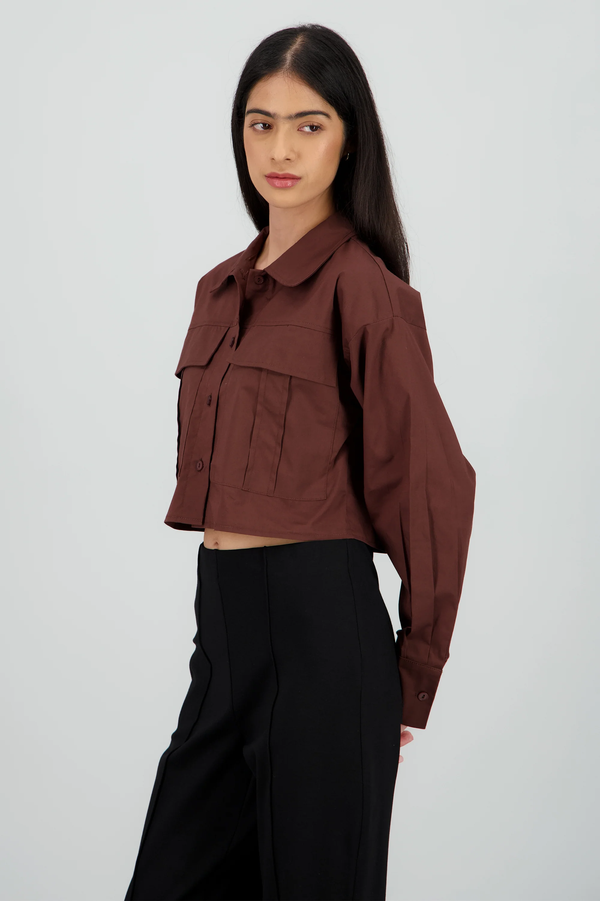 Camisa crop con bolsas cargo - Image 3