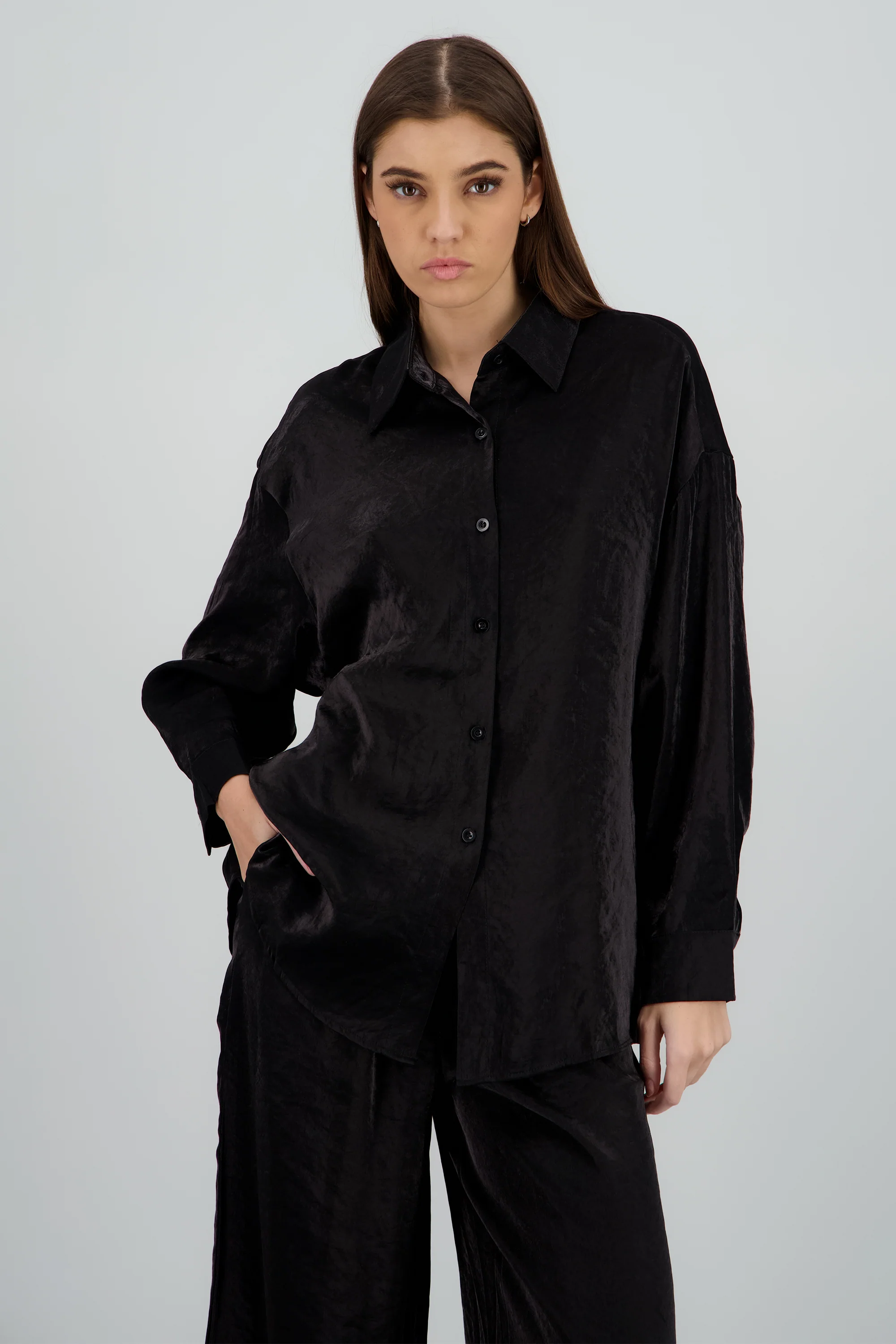 Camisa manga larga detalle satinada botones