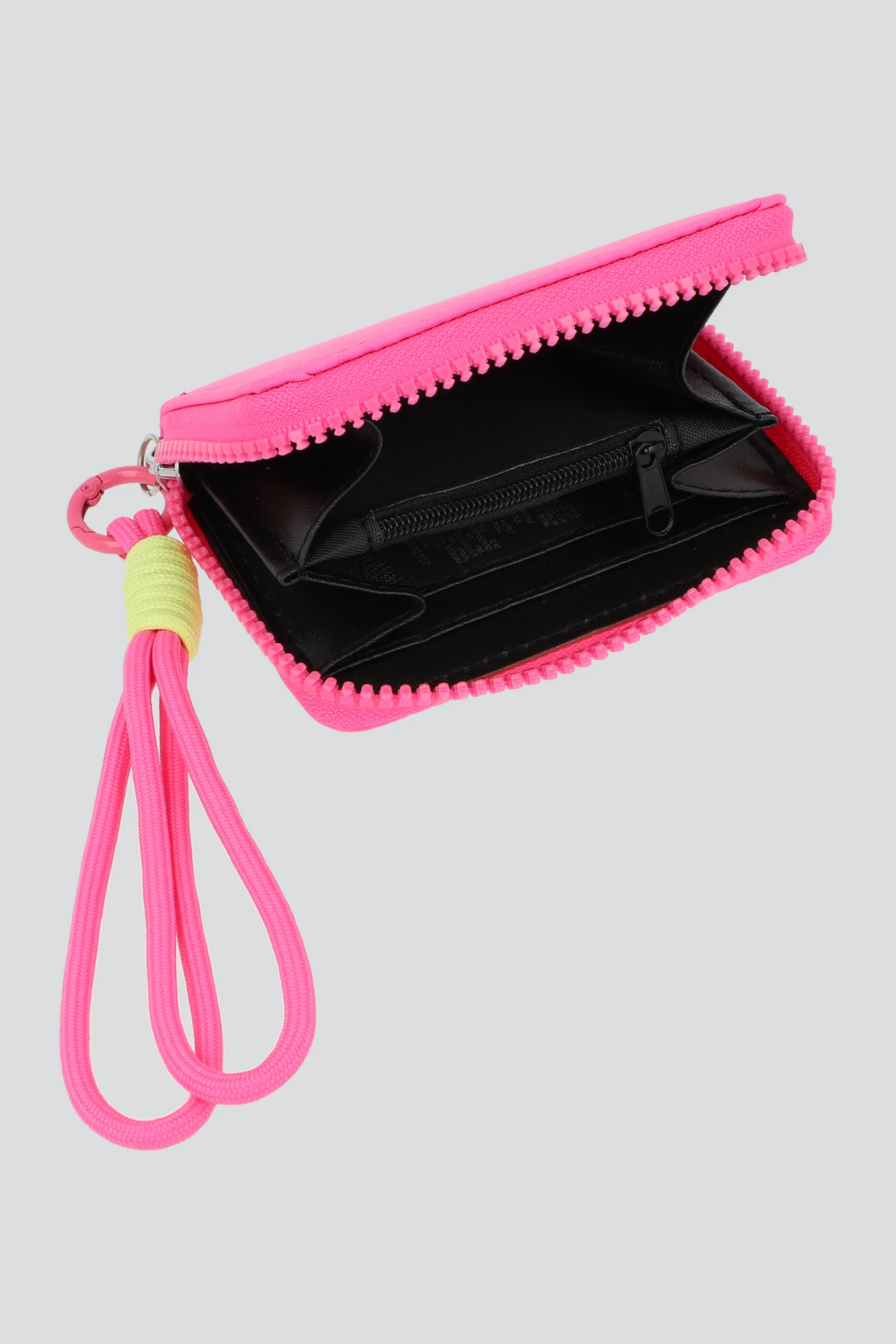 Cartera nylon charm agujeta - Image 2