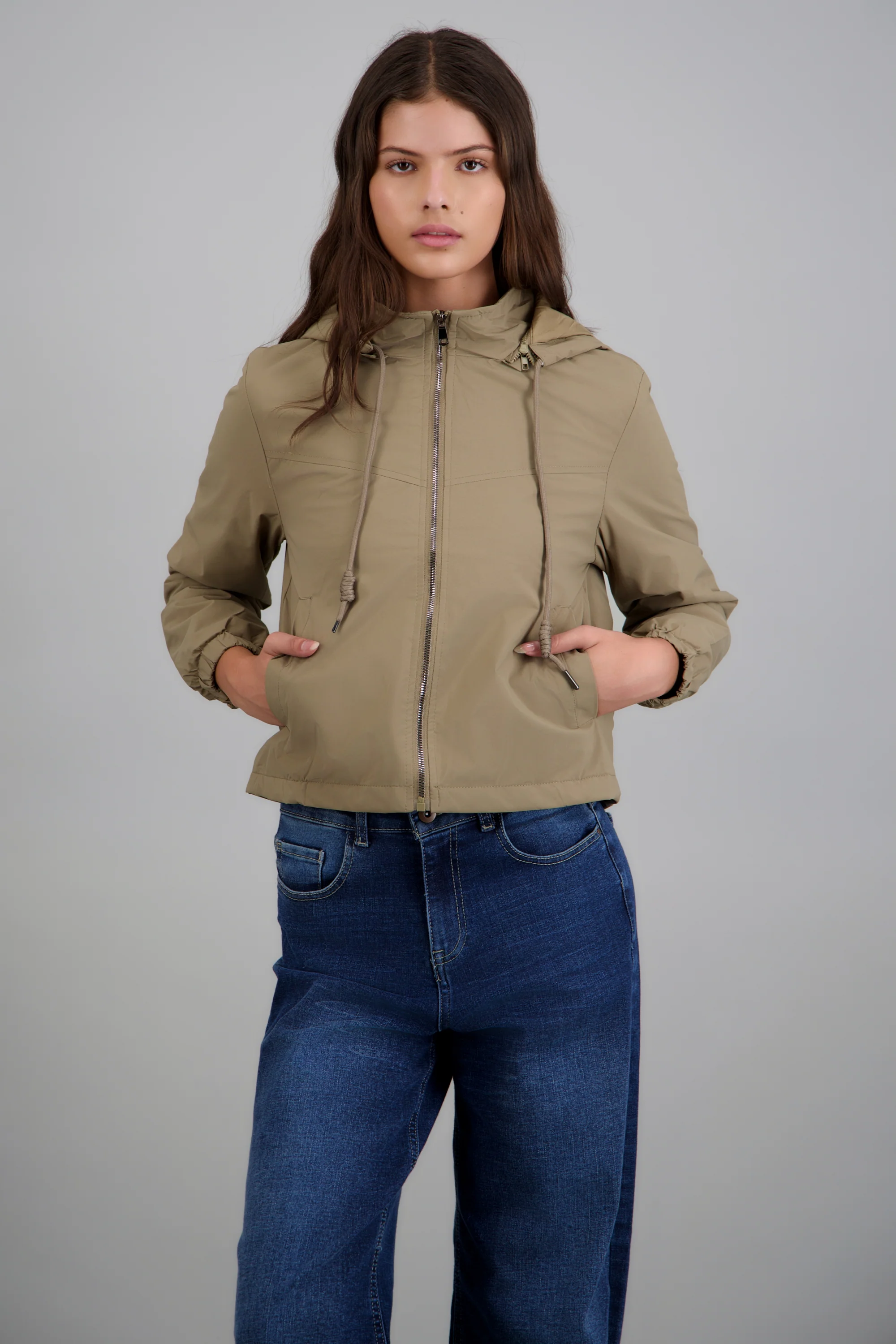 Chamarra corta impermeable capucha - Image 2