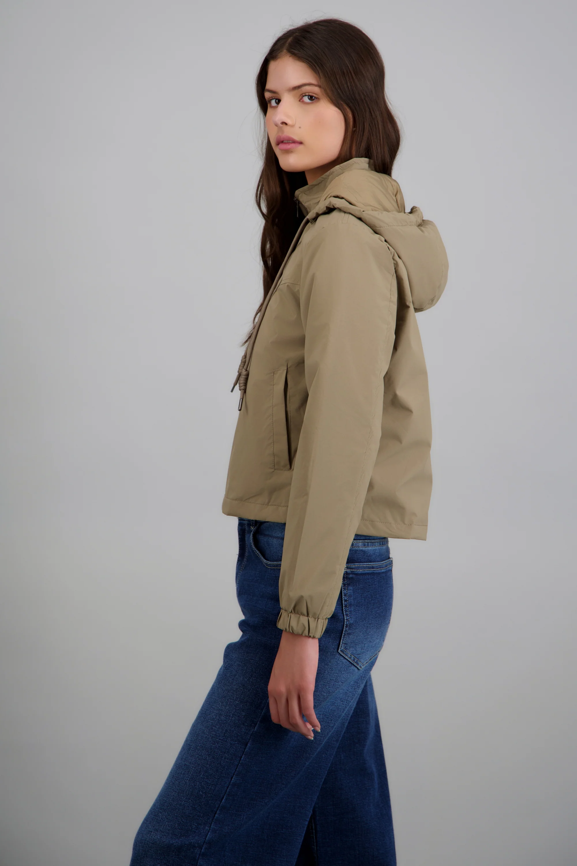Chamarra corta impermeable capucha - Image 3