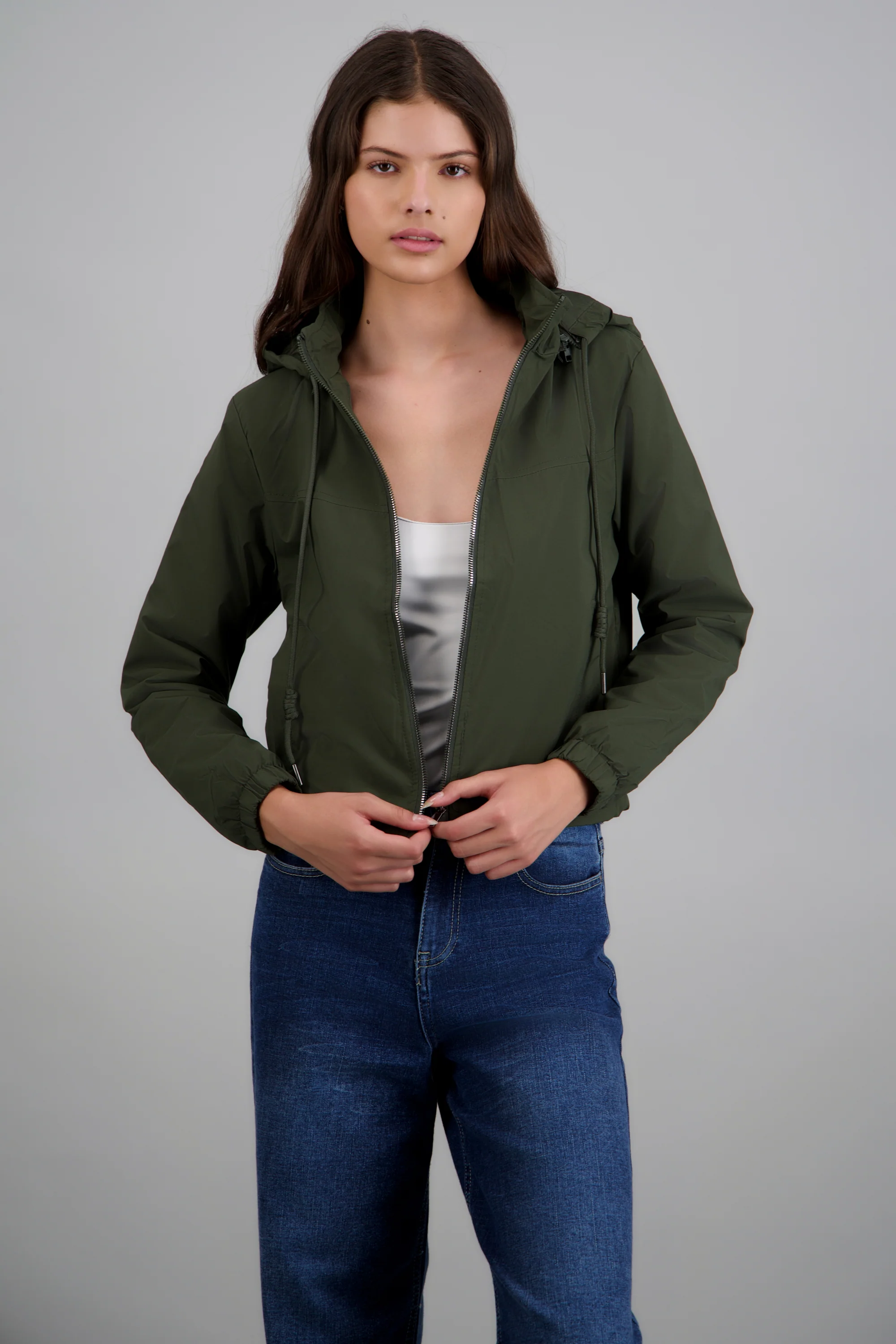 Chamarra corta impermeable capucha