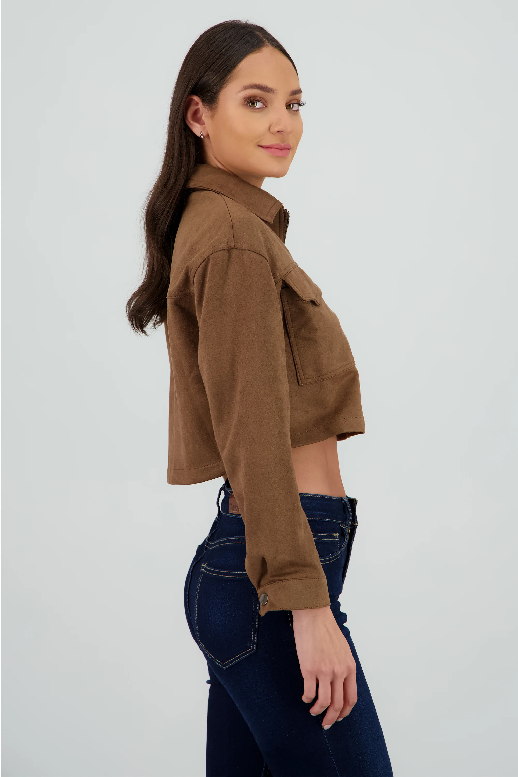 Chamarra crop con bolsas en frente - Image 3