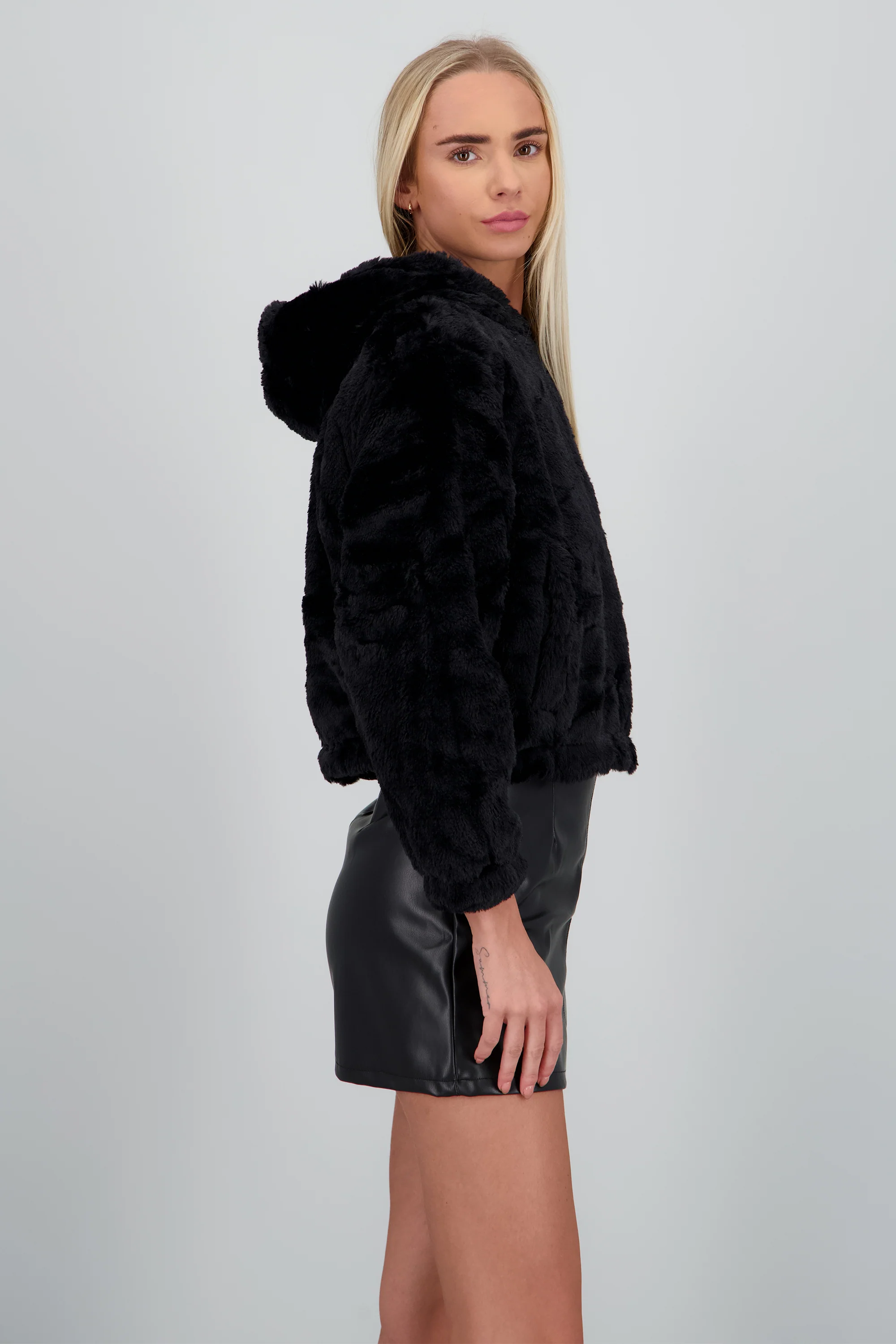 Chamarra crop peluche - Image 3