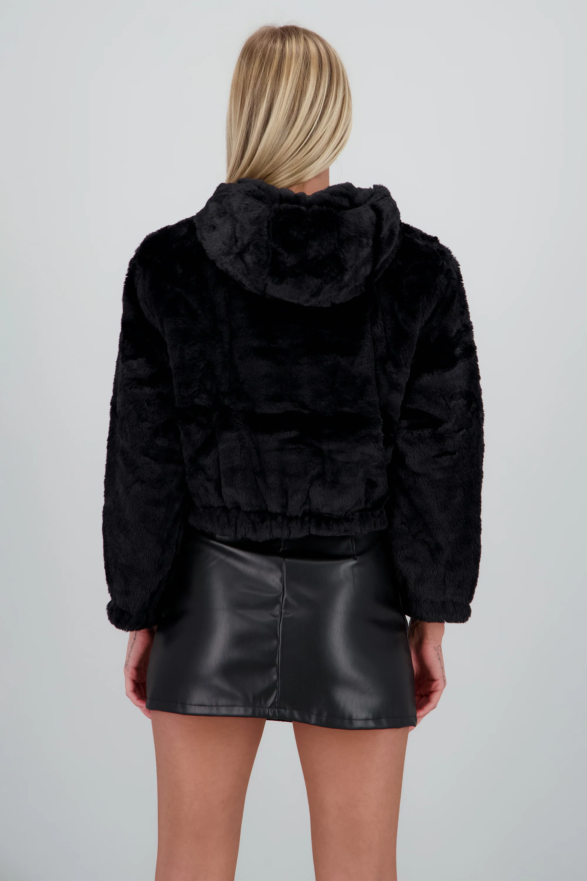 Chamarra crop peluche - Image 4