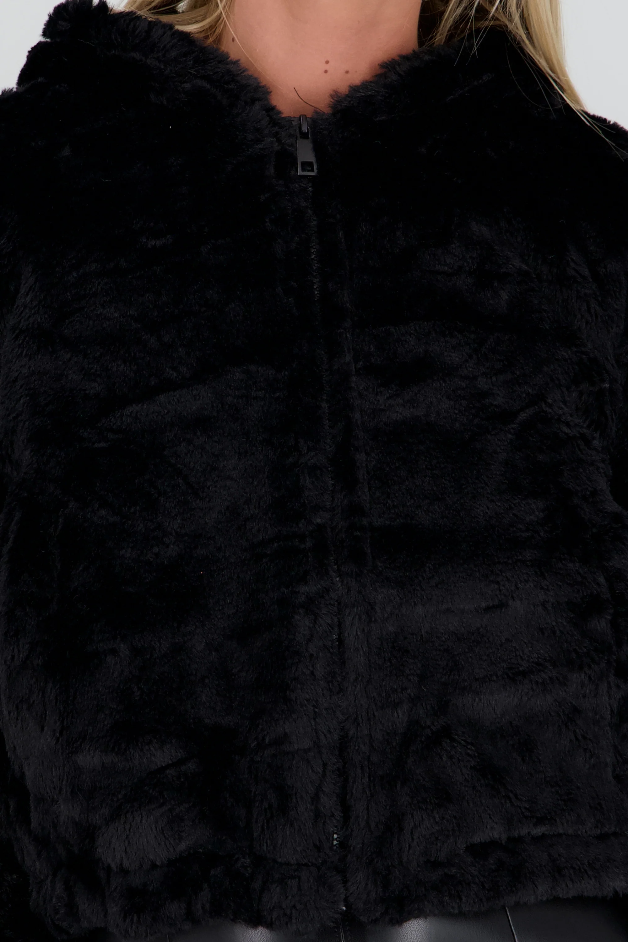 Chamarra crop peluche - Image 5