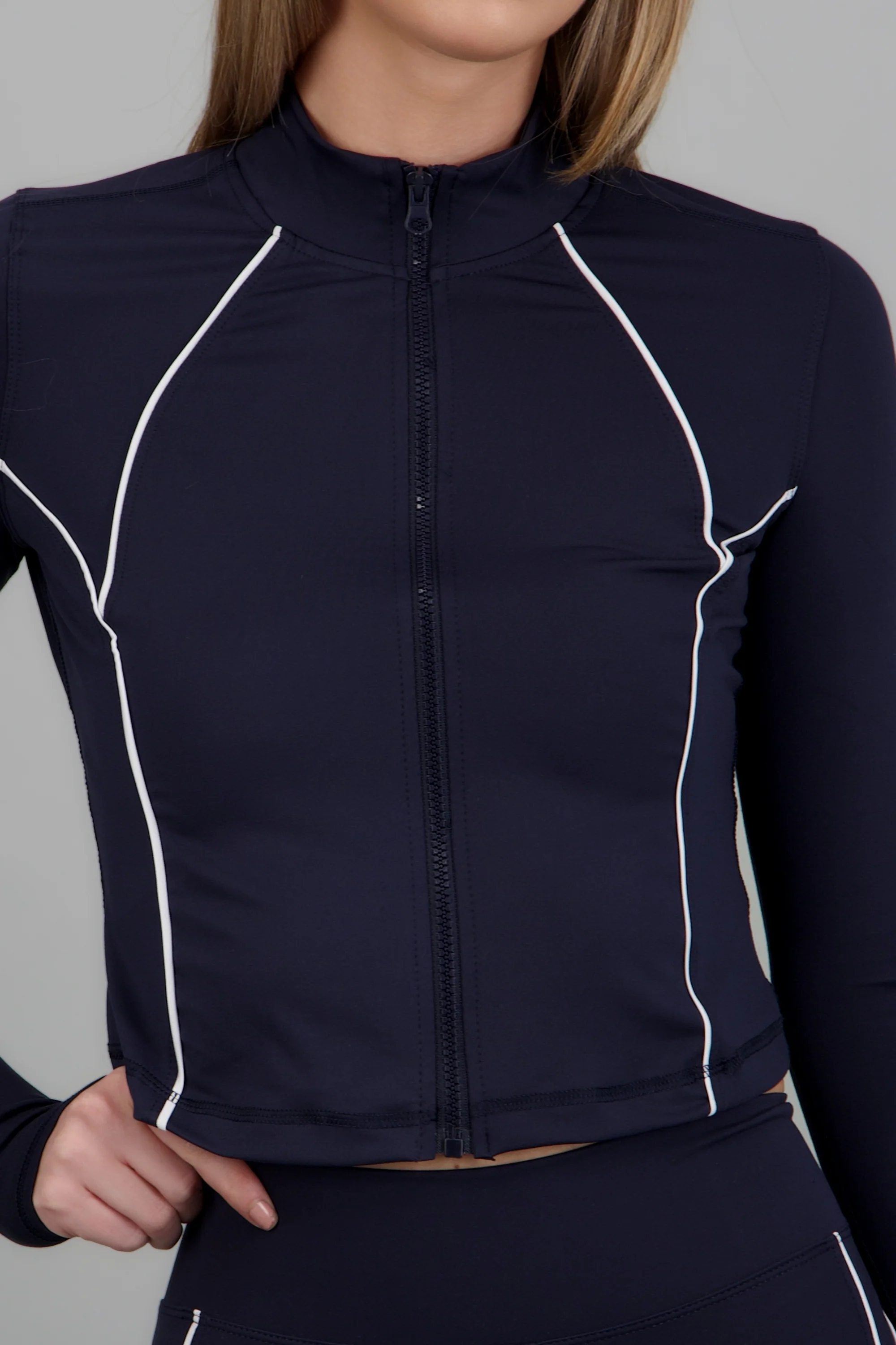 Chamarra deportiva detalle contrastes - Image 5