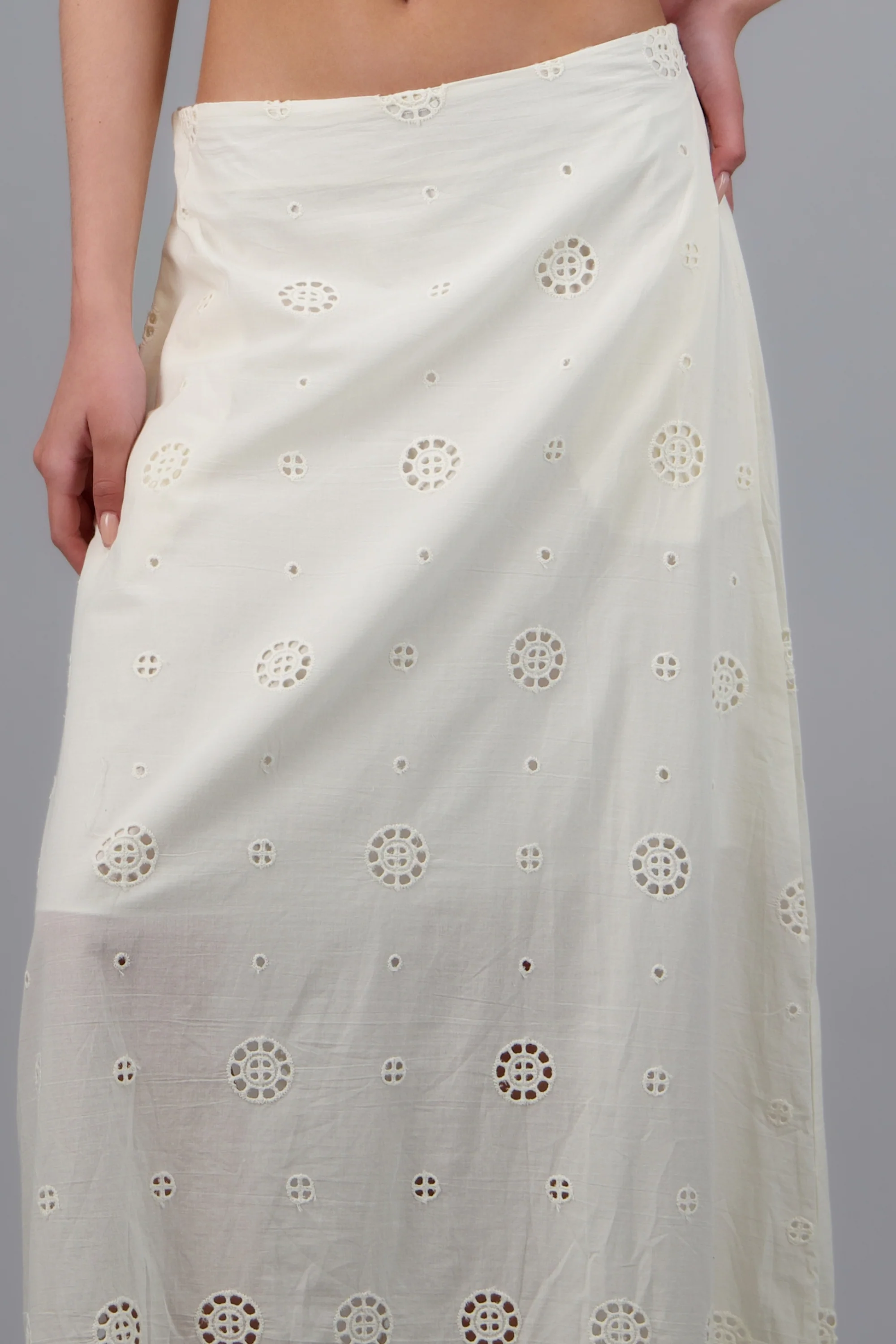 Falda maxi detalle eyelet - Image 5