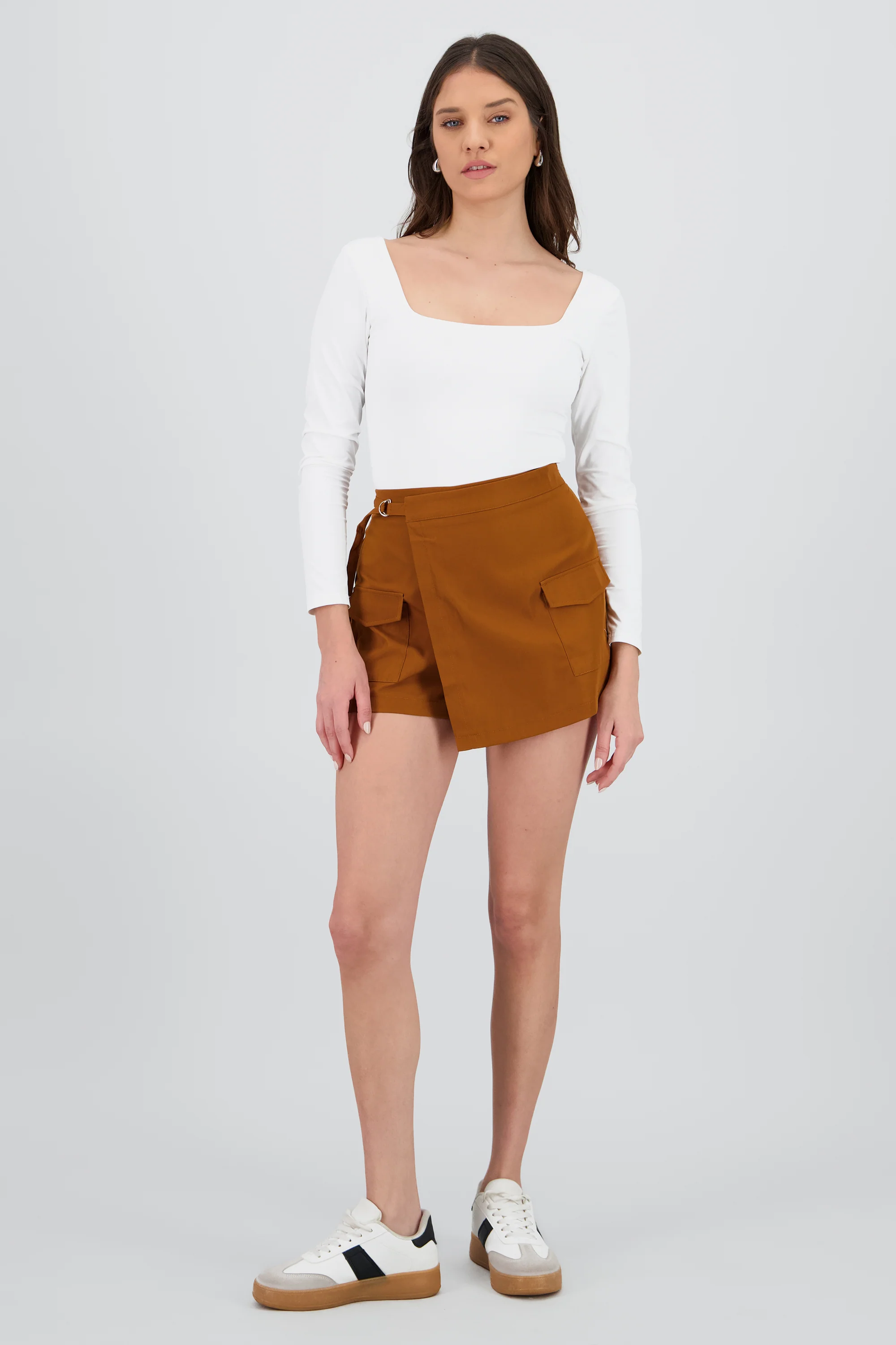 Falda short con bolsas