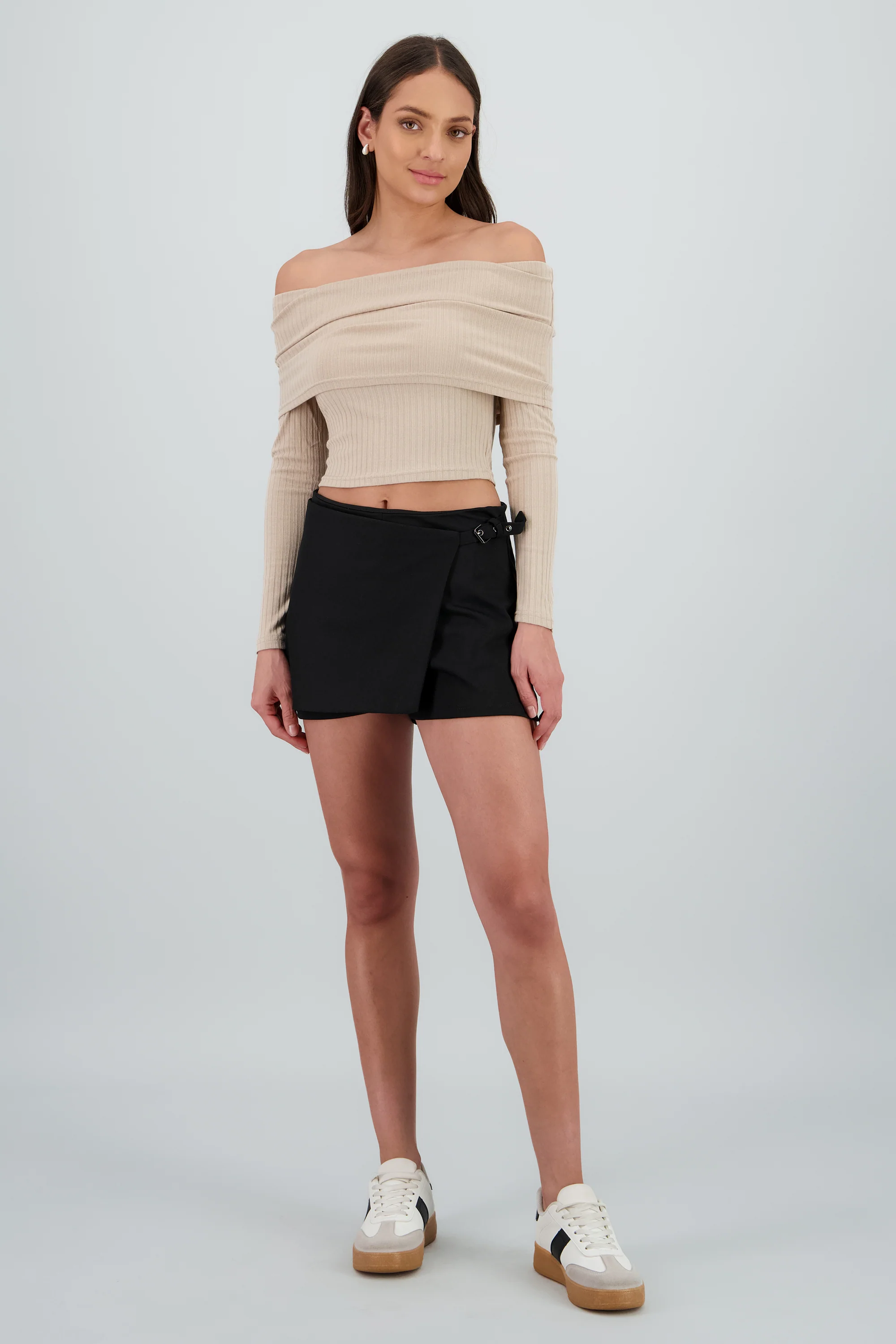 Falda short con cinturon detalle