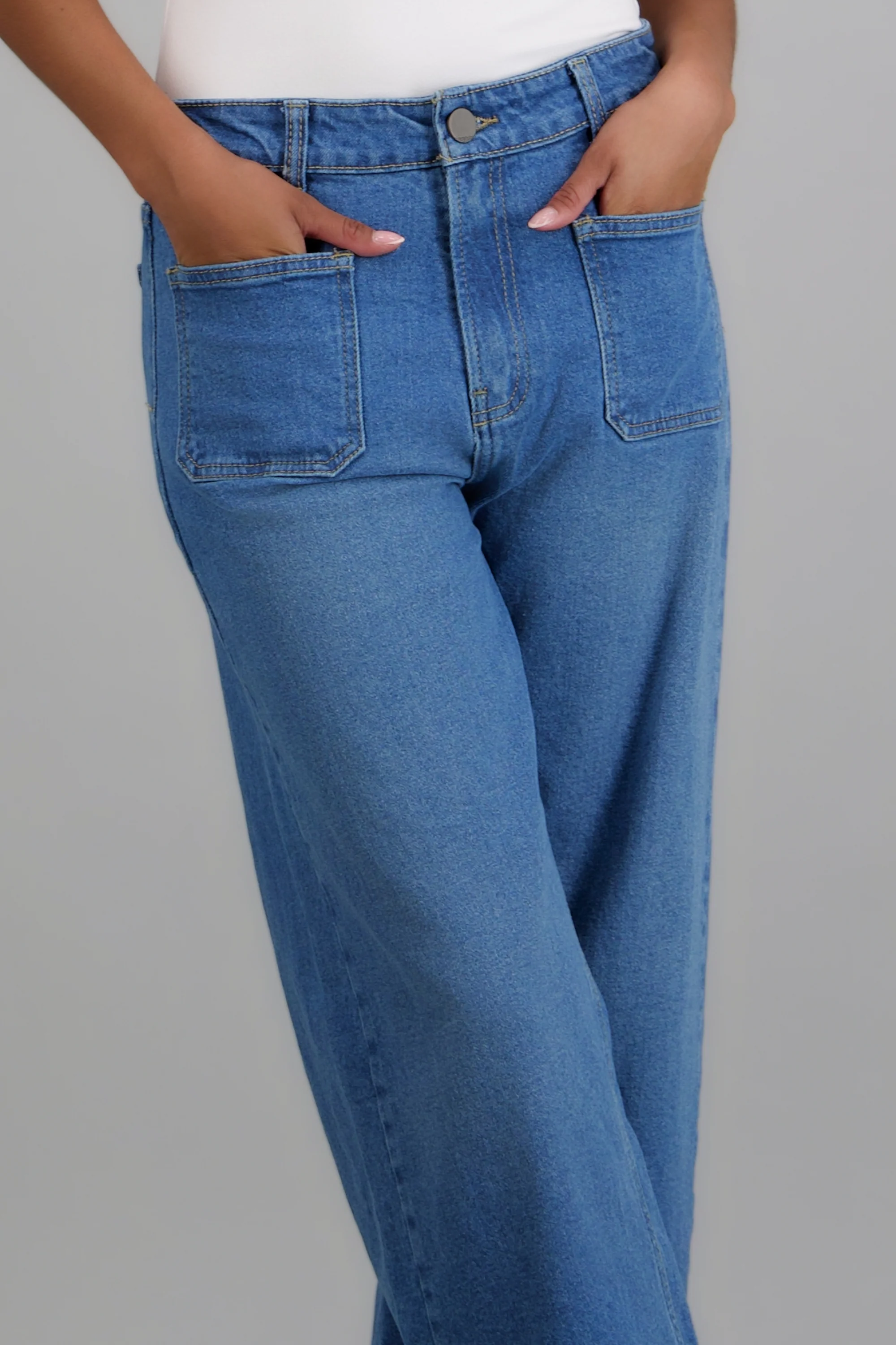 Jeans cropped bolsas parche - Image 5