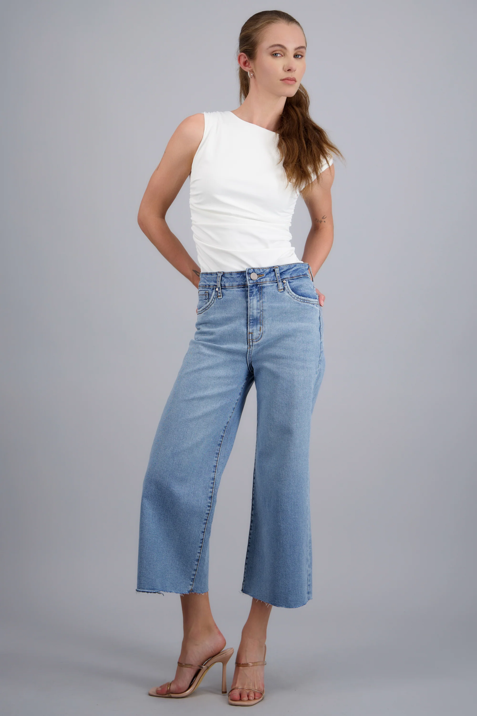 Jeans cropped al corte - Image 2