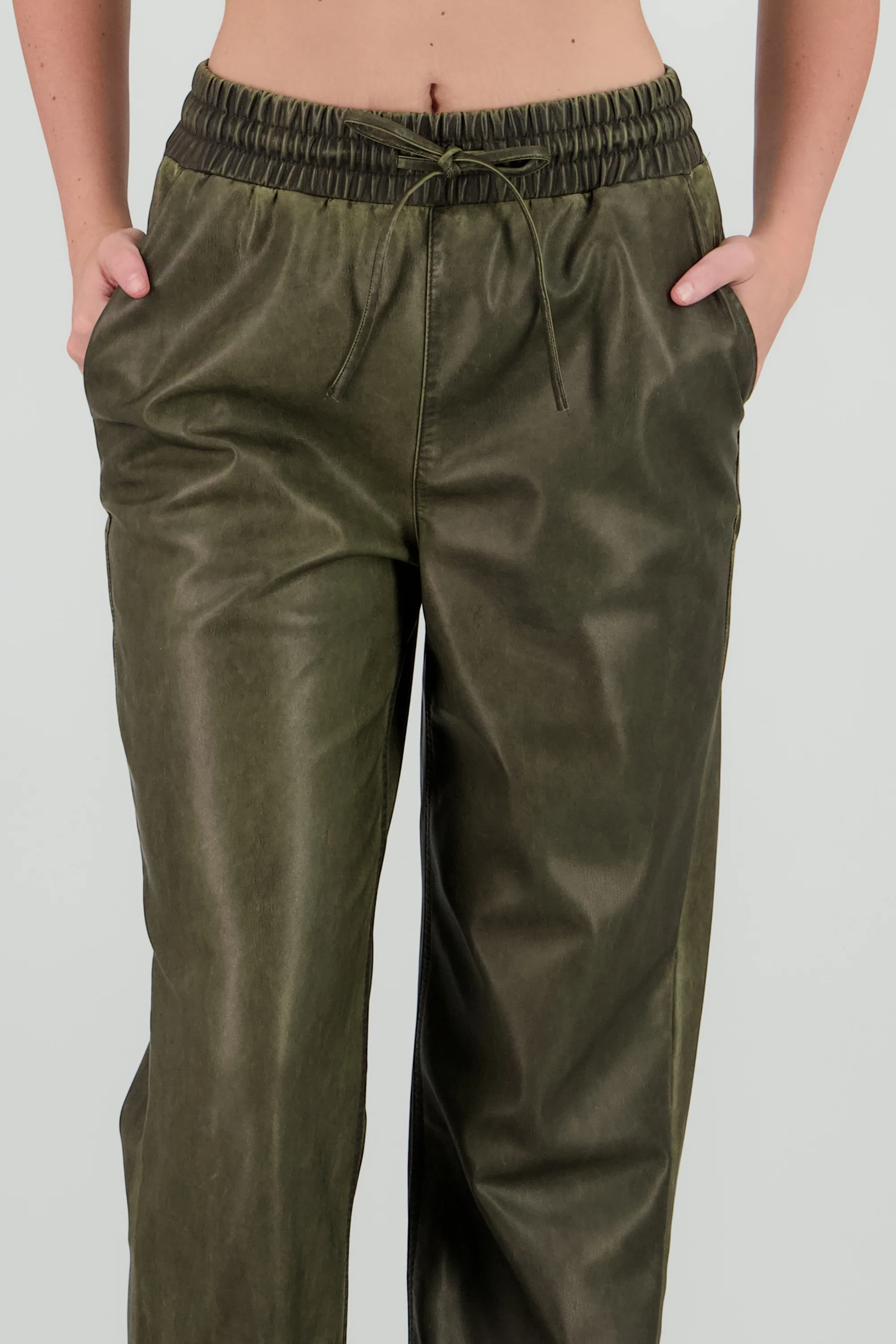 Jogger pu detalle deslavado - Image 5