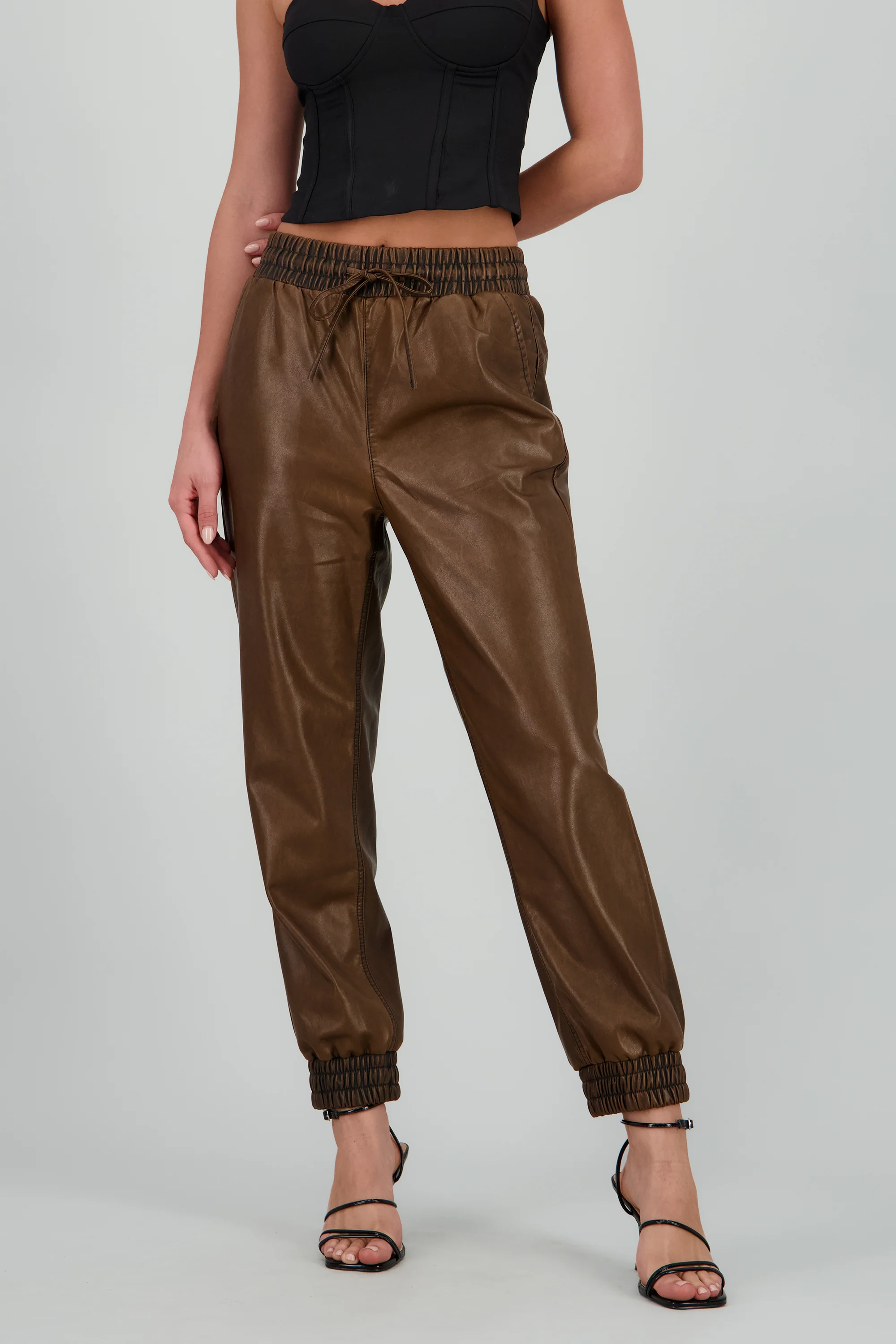 Jogger pu detalle deslavado - Image 2