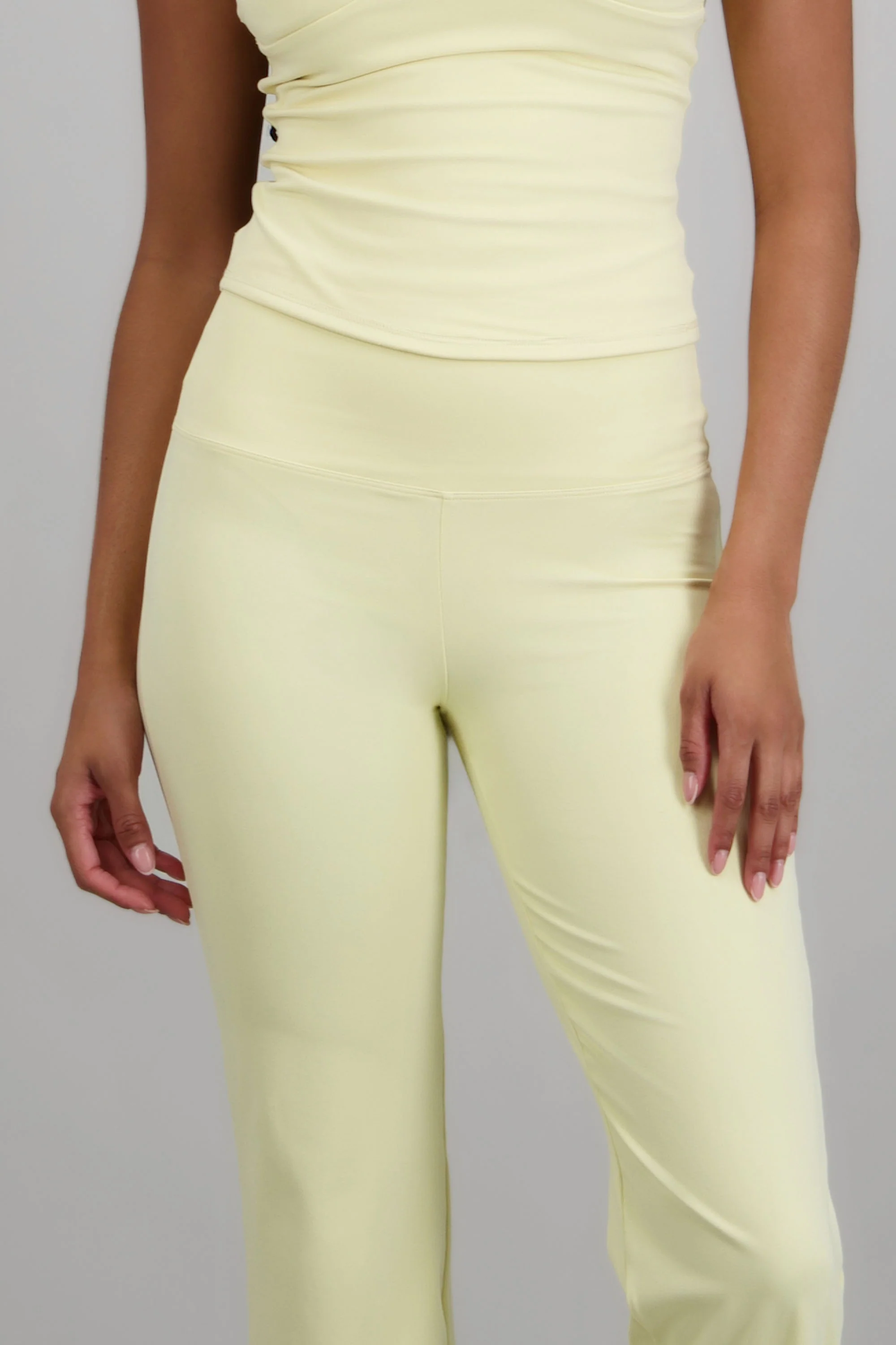 Leggings deportivos flare lisos - Image 5