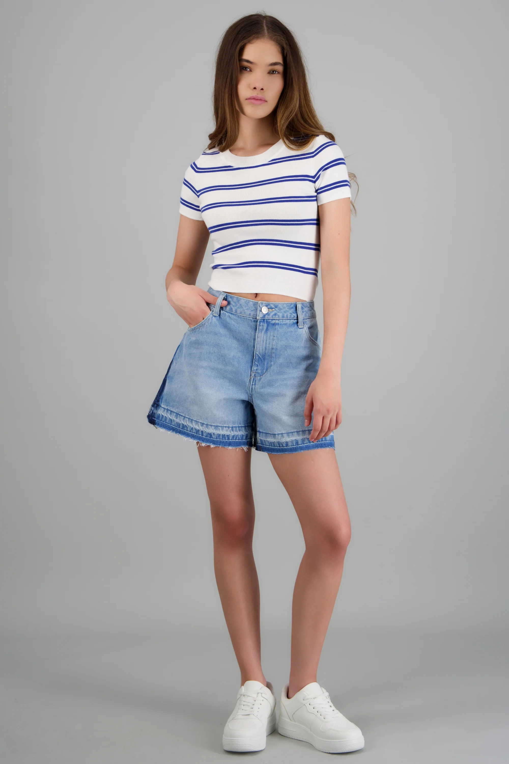 Mini shorts denim deshilado - Image 2