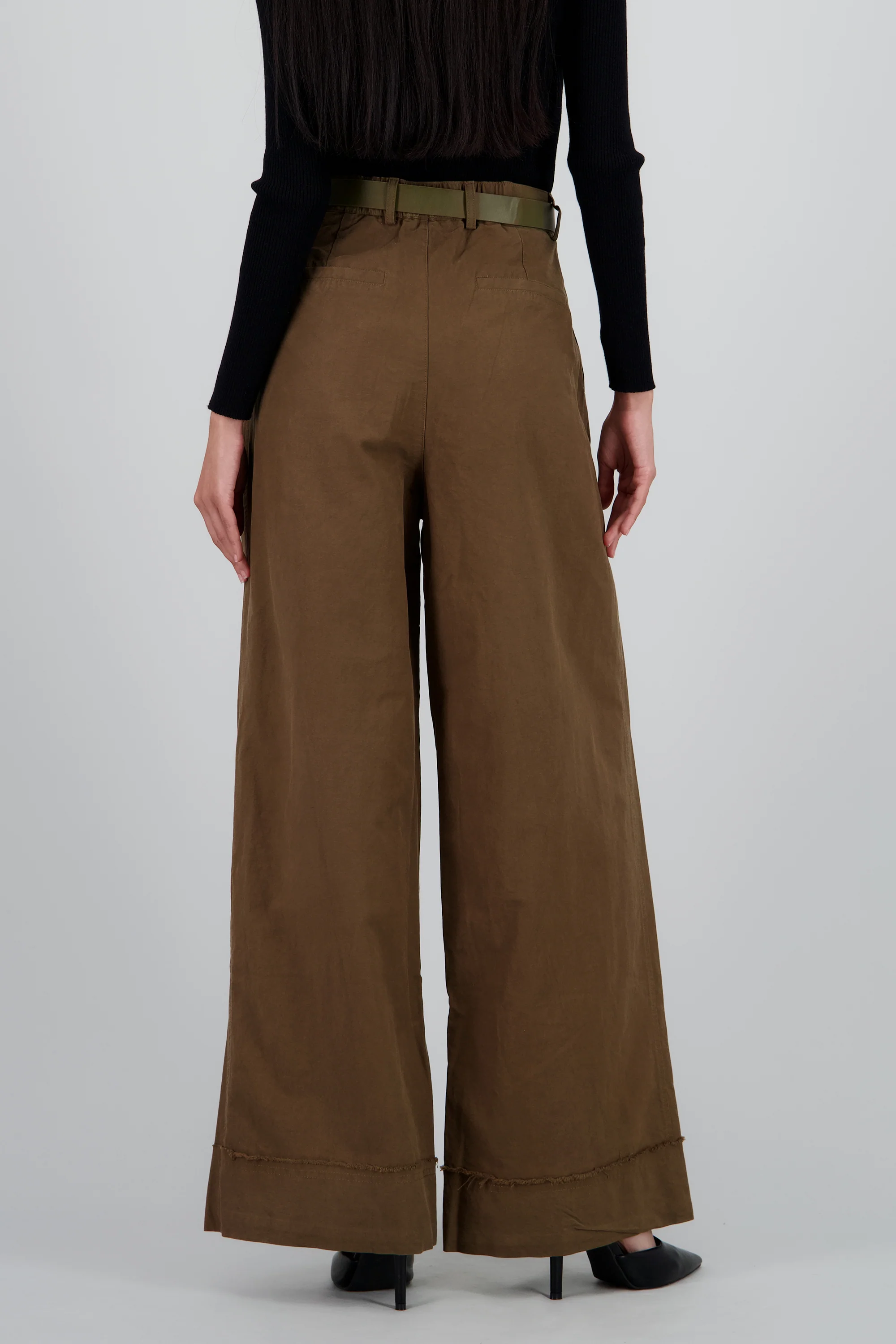 Pantalon amplio con cinturon - Image 4