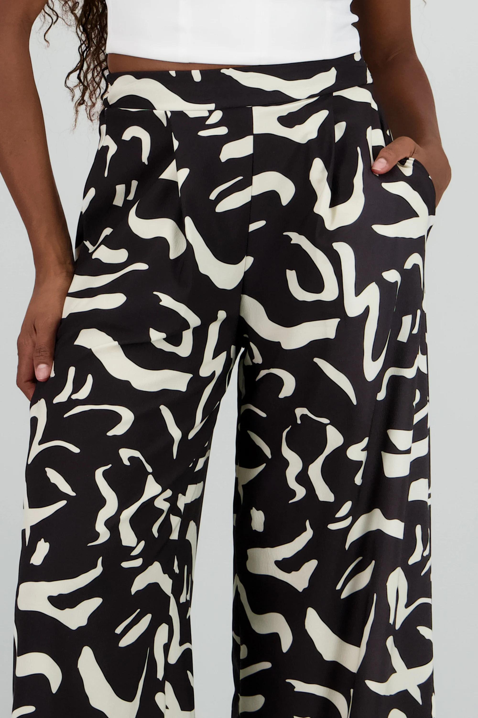 Pantalon amplio detalle pinzas estampado - Image 5