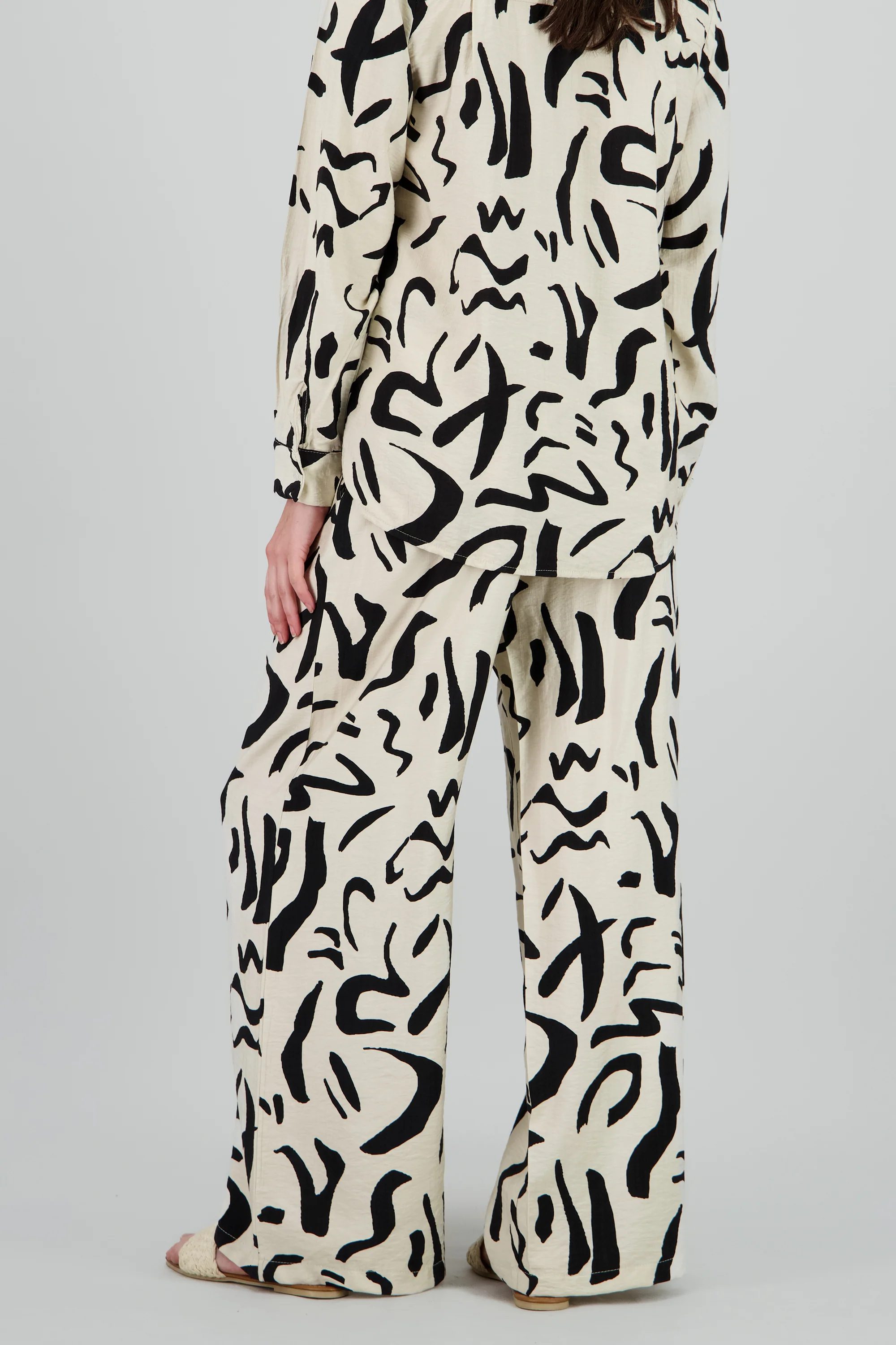 Pantalon amplio detalle resorte estampado - Image 4