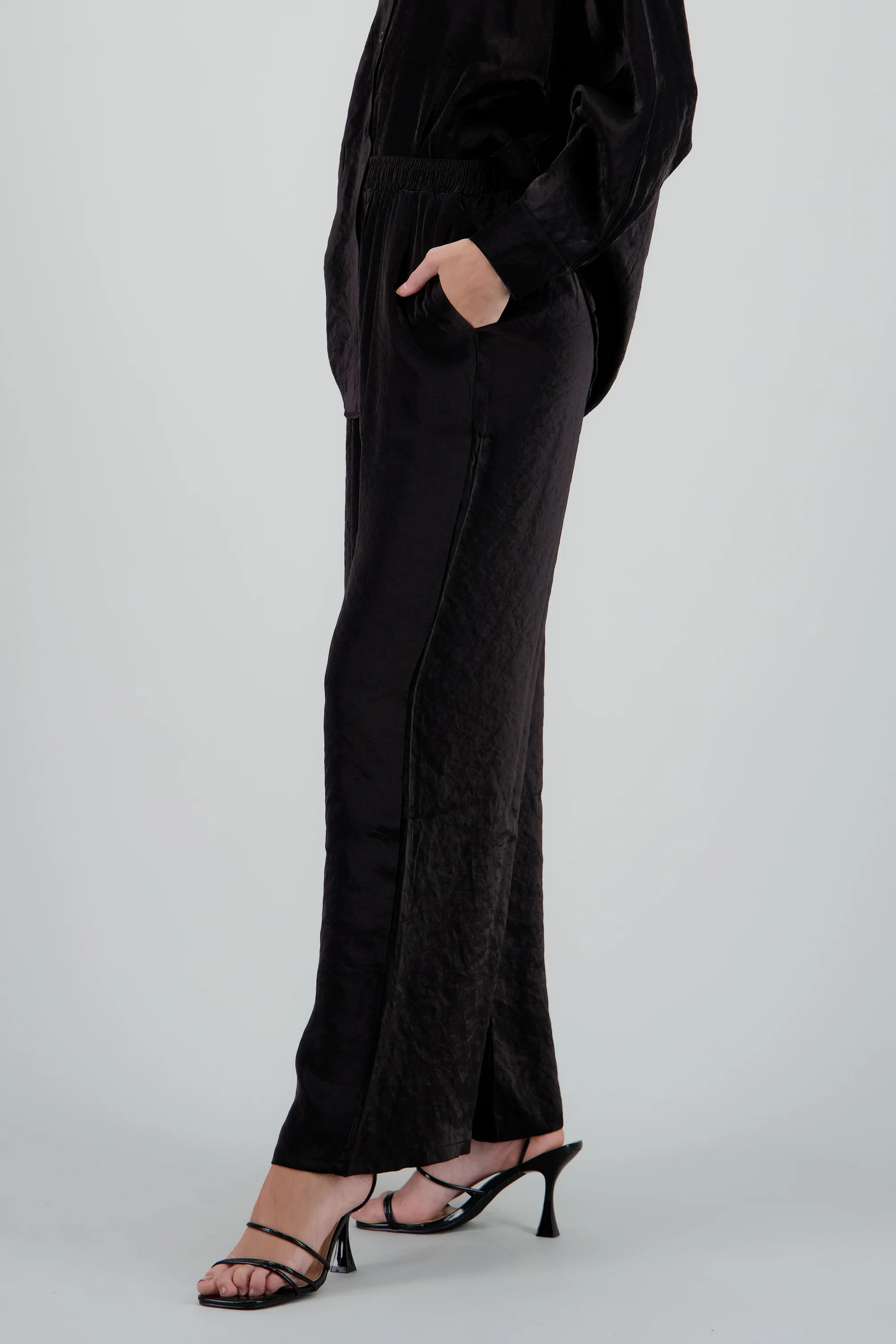 Pantalon amplio fluido detalle satinado - Image 3