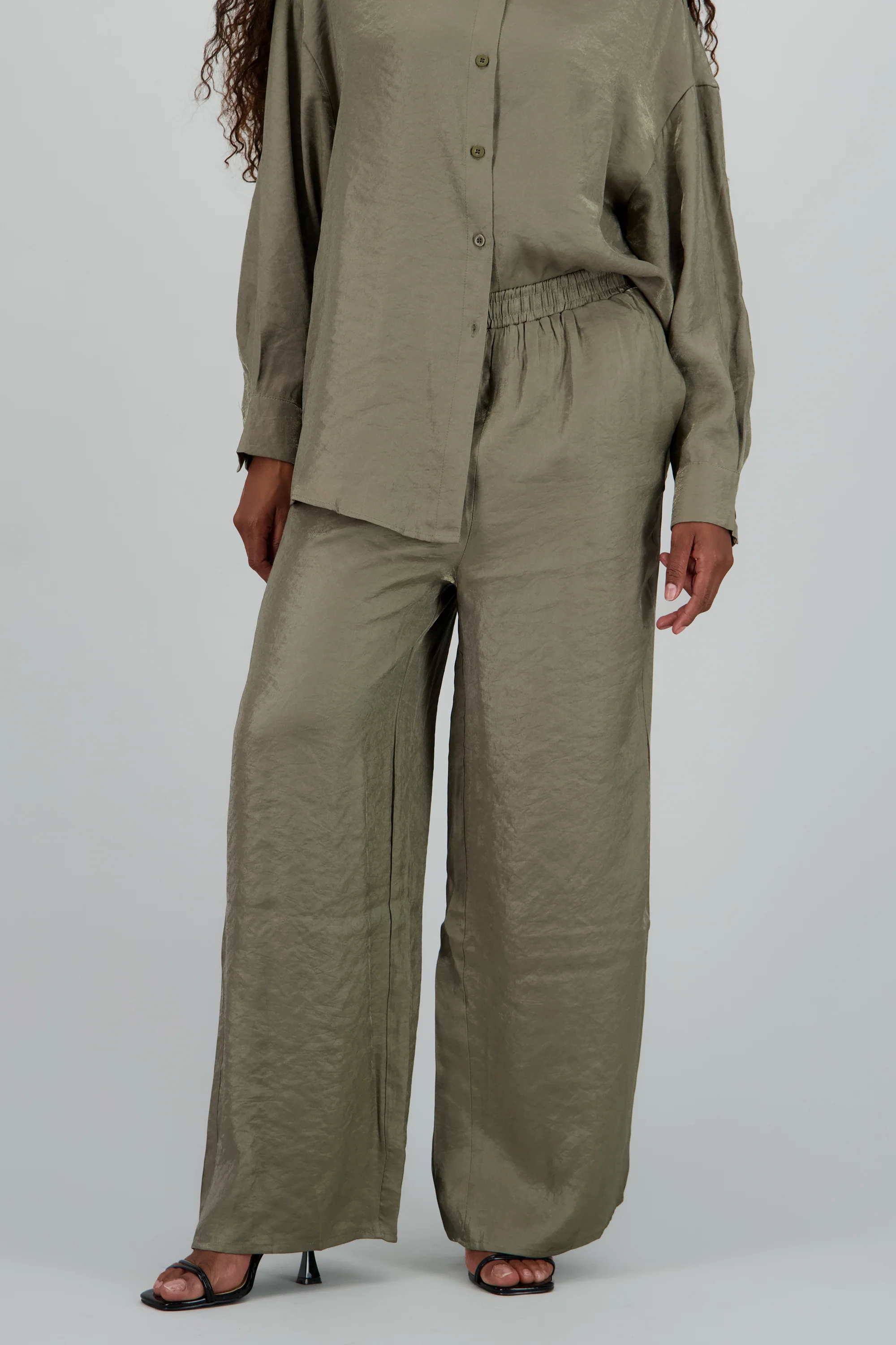 Pantalon amplio fluido detalle satinado - Image 2