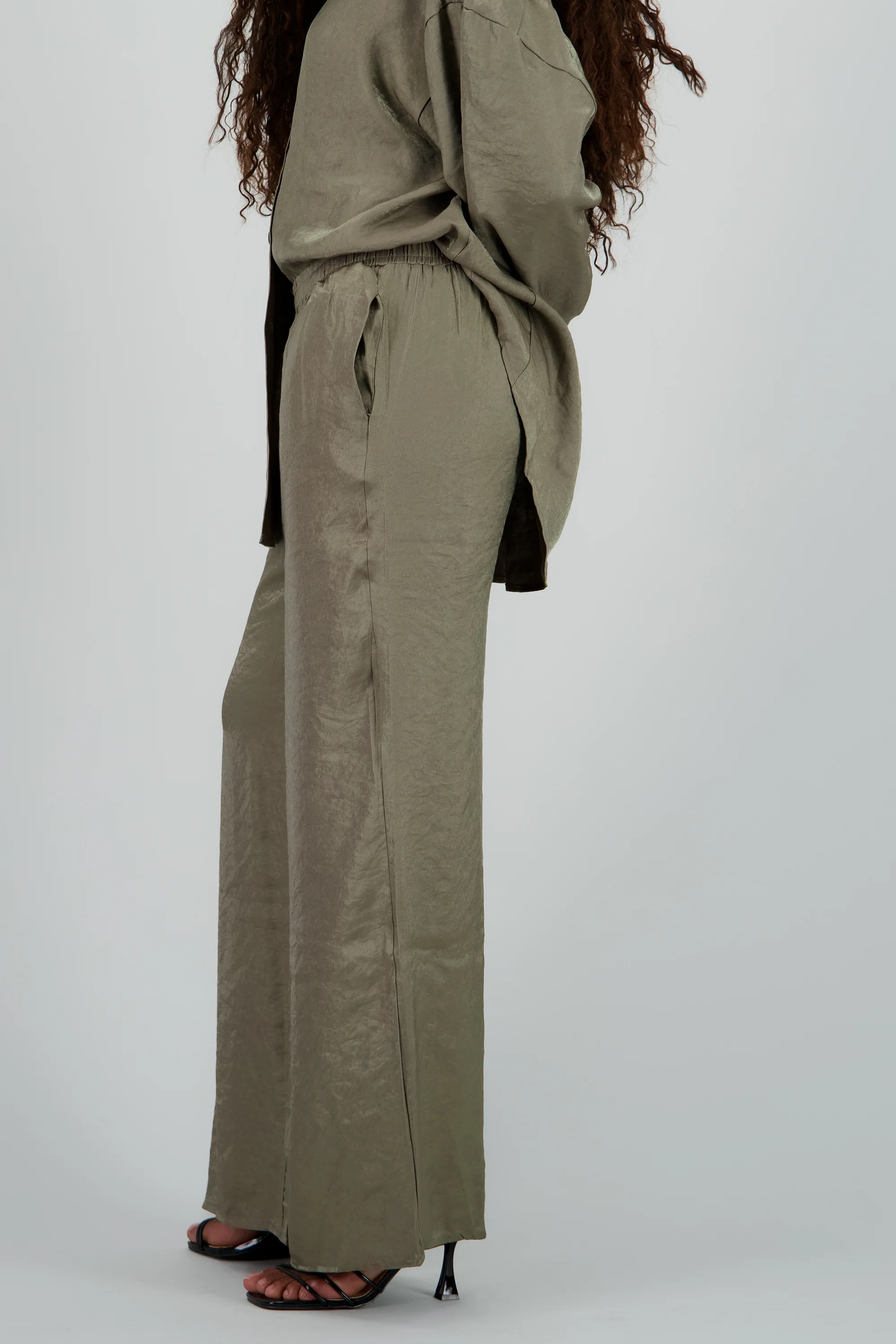 Pantalon amplio fluido detalle satinado - Image 3