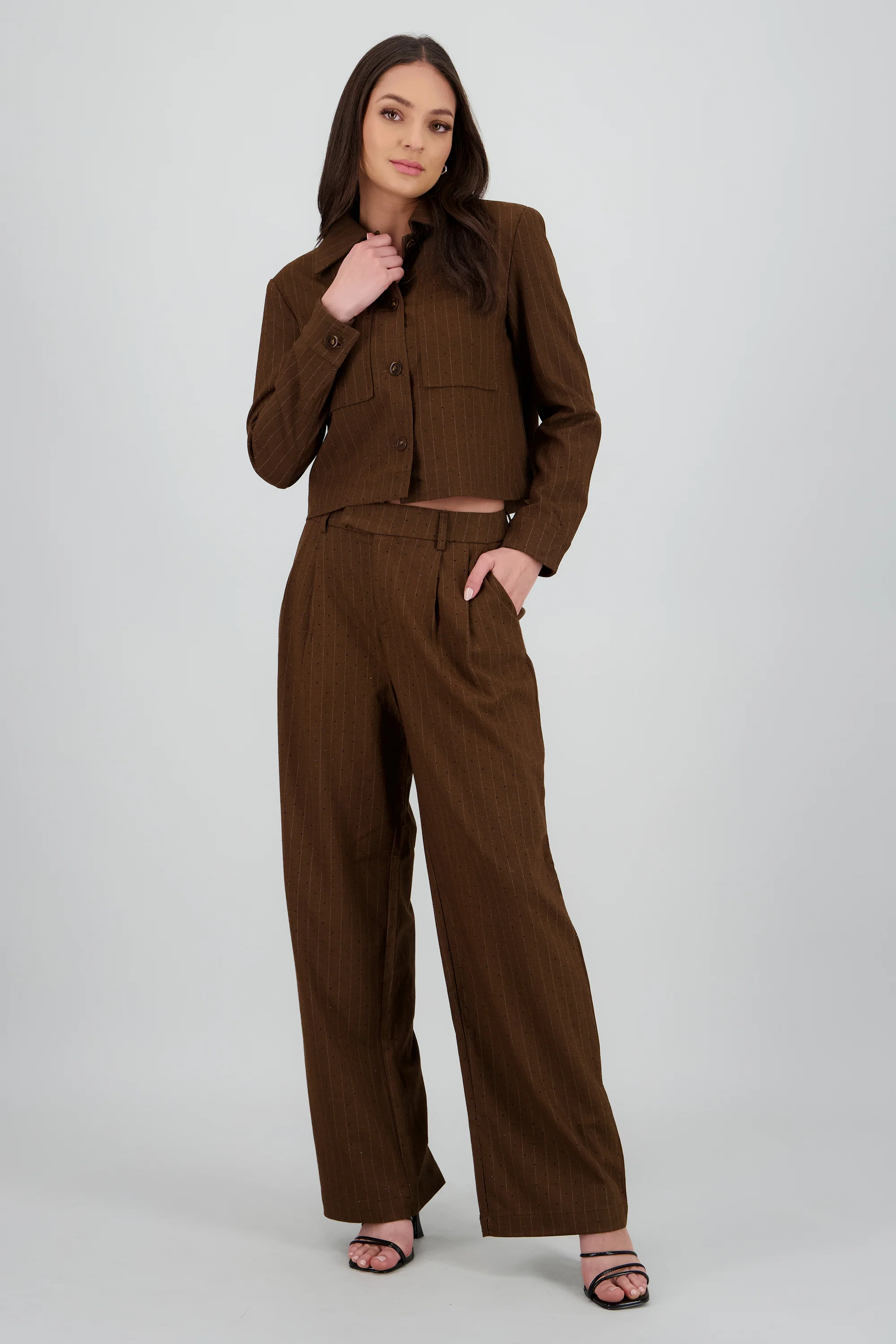 Pantalon amplio liso detalle tela