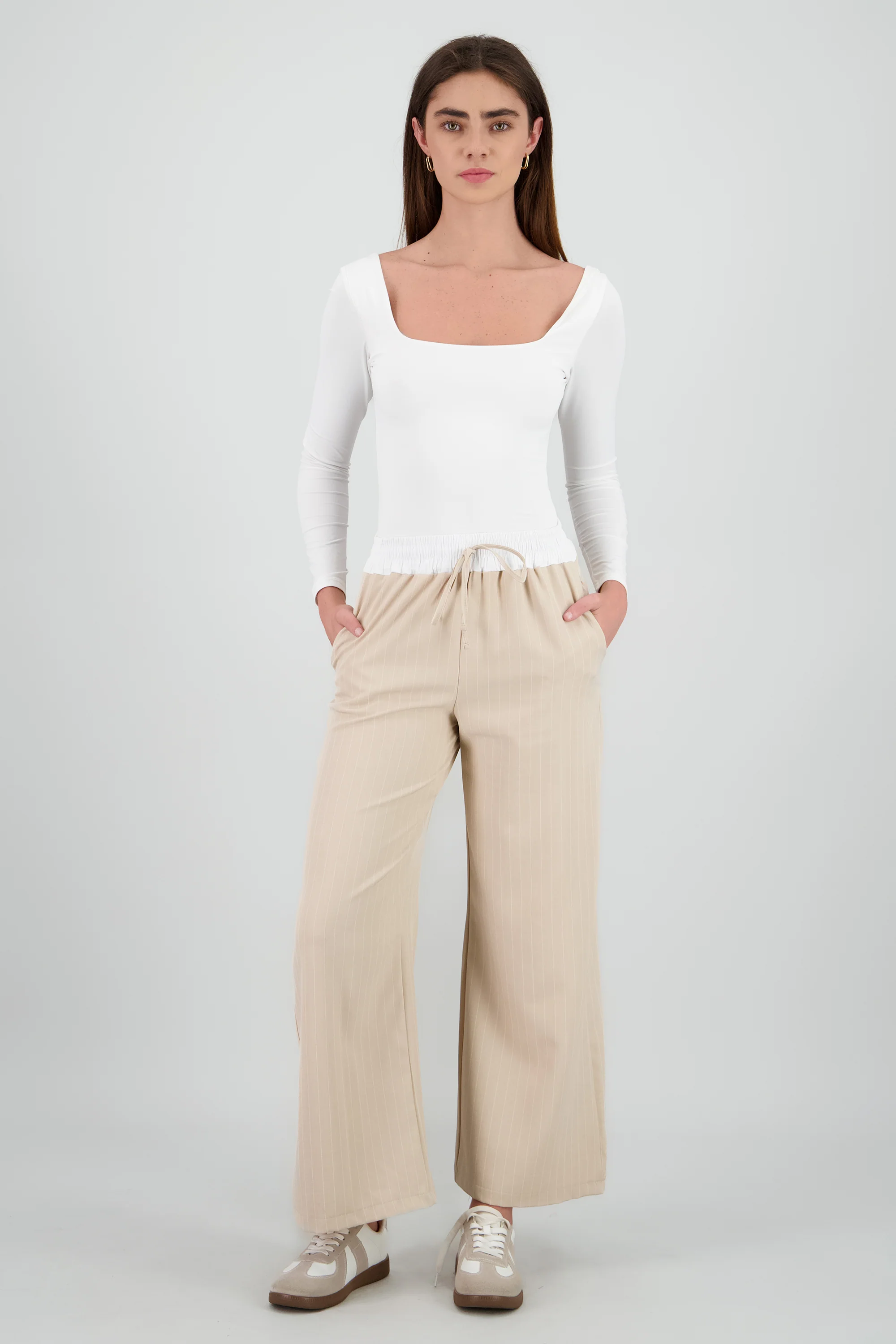 Pantalon amplio pretina en contraste