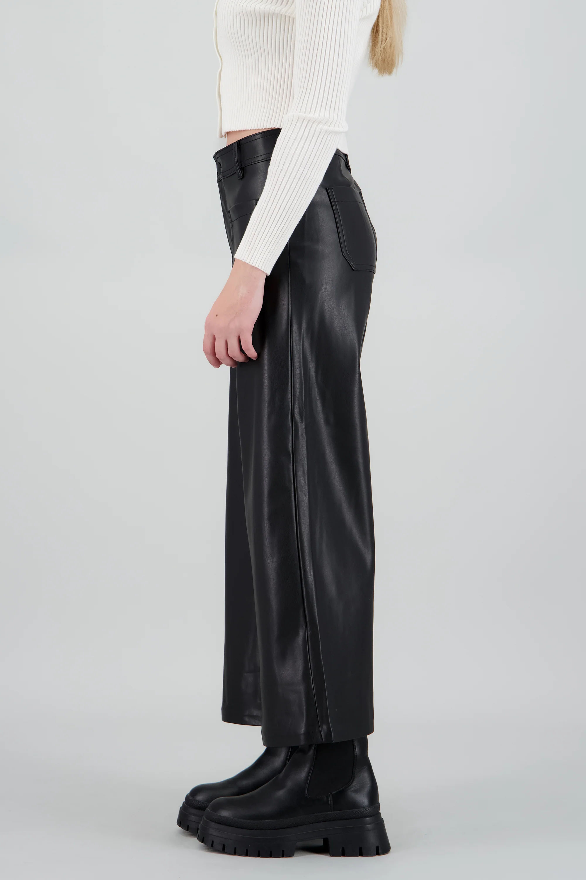 Pantalon amplio pu detalle bolsas - Image 3