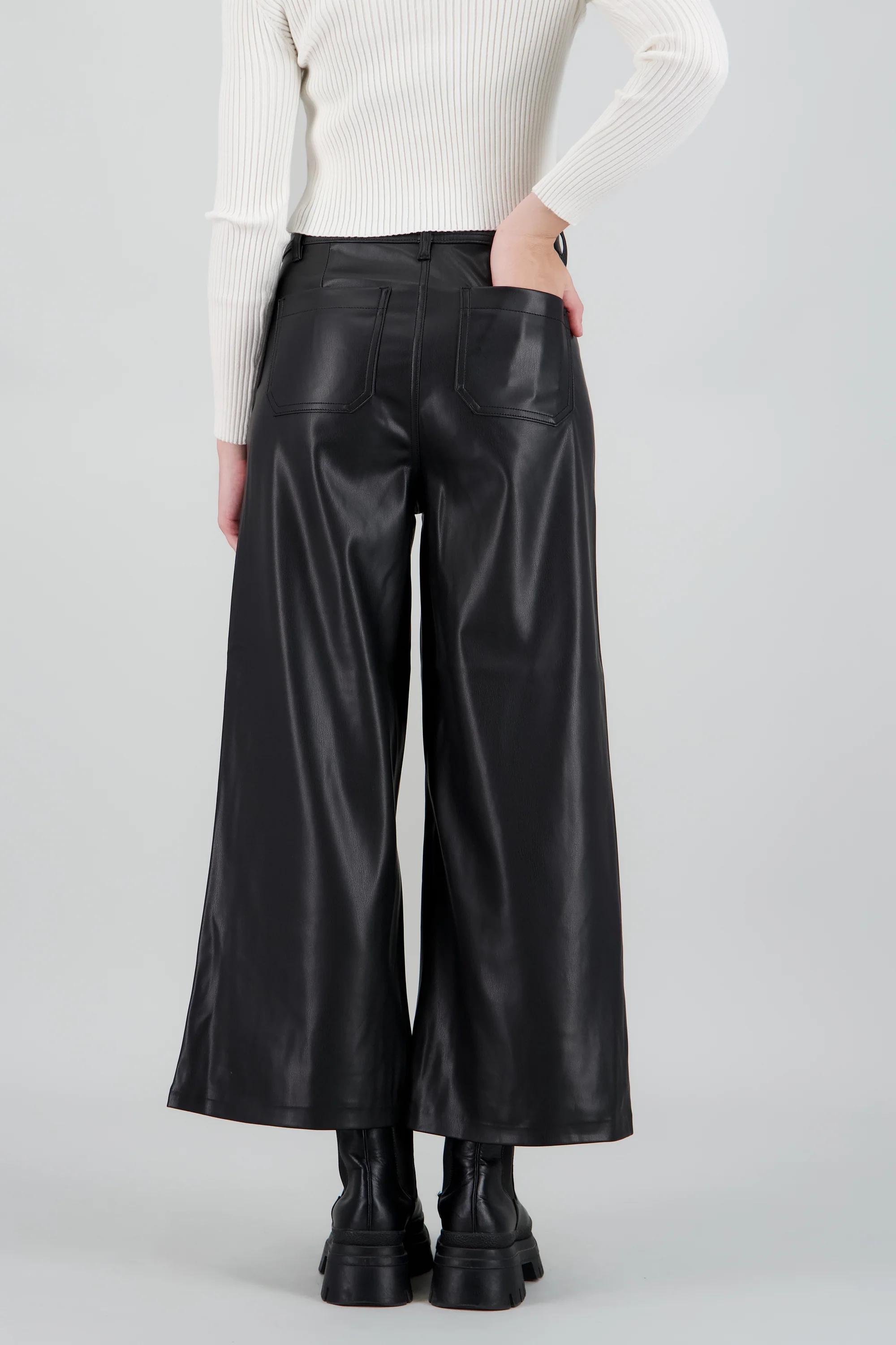 Pantalon amplio pu detalle bolsas - Image 4