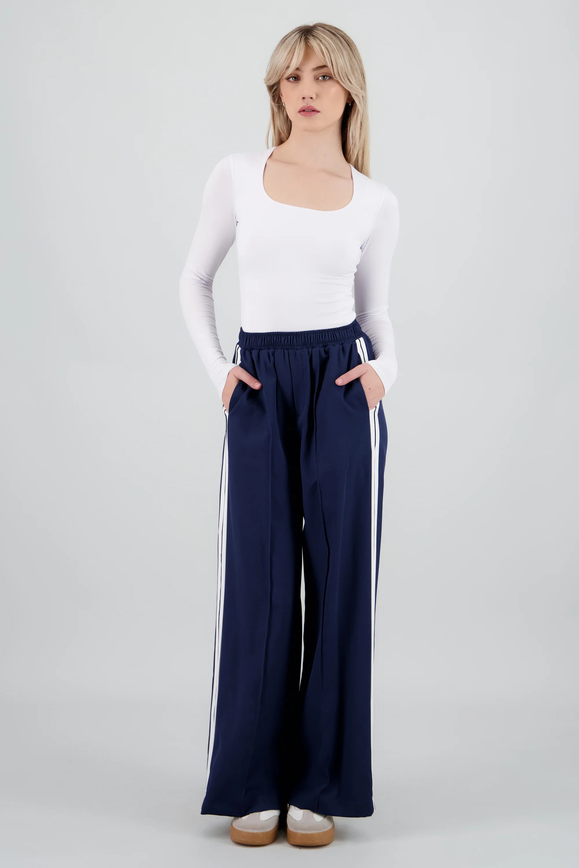 Pantalon amplio resorte detalle lineas