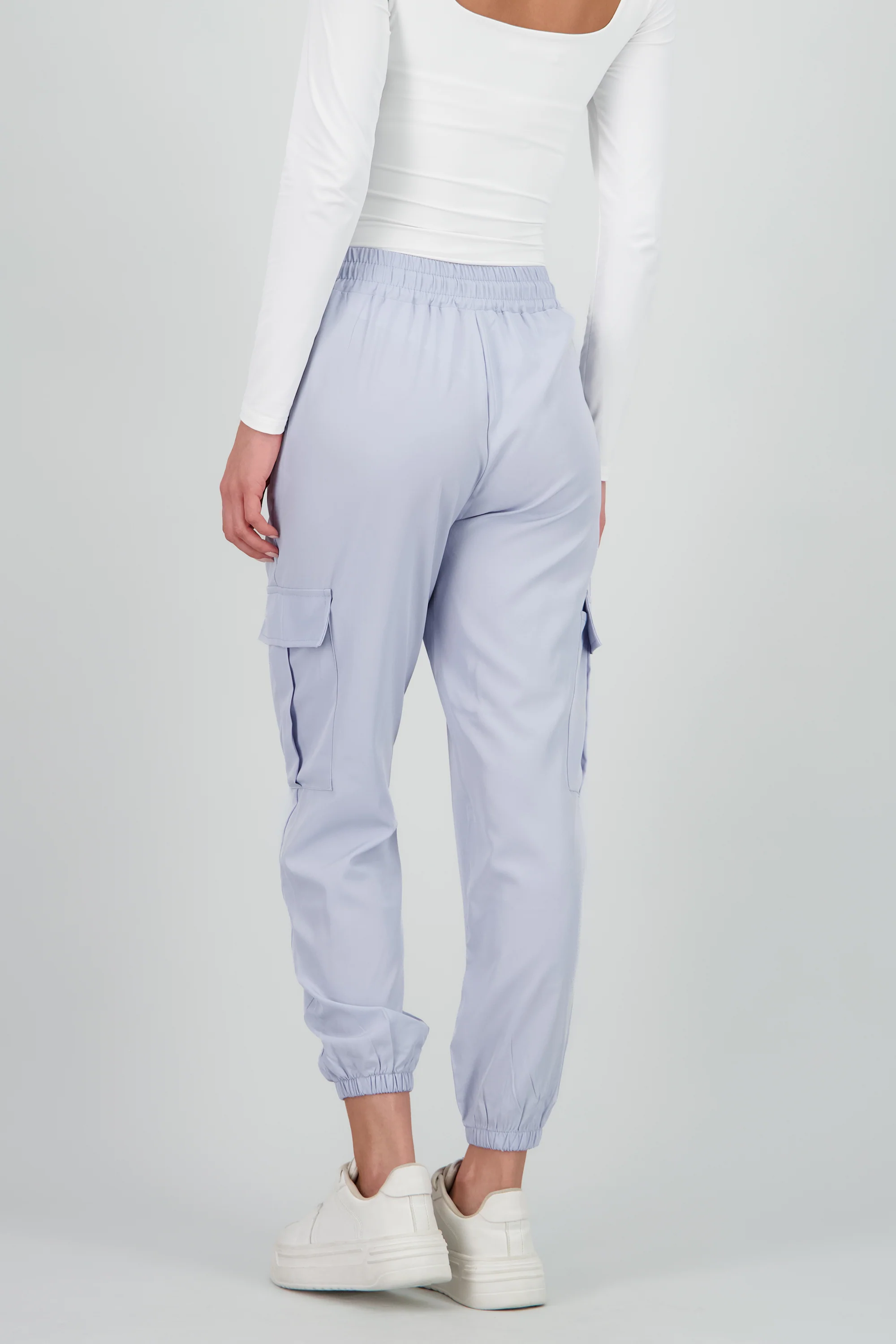 Pantalón Cargo Monocolor Bolsas - Image 4